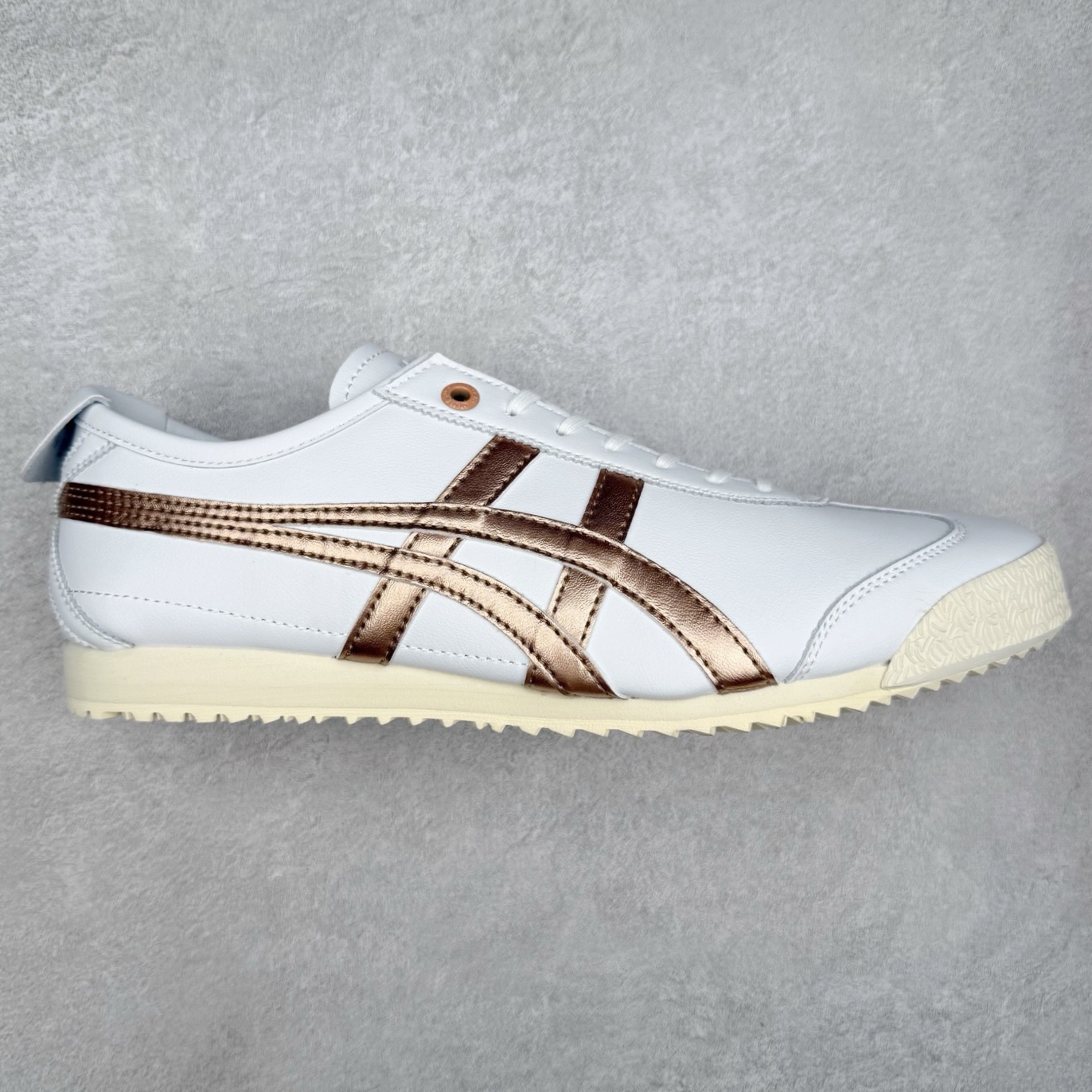 ＃C版 Asics Onitsuka Tiger MEXICO 66 亚瑟士鬼冢虎复古经典板鞋 市场王者选手 海外订单工厂出品 长期生产补货永不断码 超成熟稳定的做工品控 原装全套纸板楦头开发 原汁原味 完美呈现版型 私模正确鞋底咬花纹路 一比一鞋头弧度高度鞋身弧度 绝不口嗨 细节品控鞋型随意秒杀市面 原档咬花纹路私模大底 一个单元有六个三角形 总体形拼接呈现花瓣状 官方四联吊牌 原装Ortholite轻量化鞋垫 原盒原配 质保卡 说明书 钢印防尘纸 纸板中底带钢印 乳胶组合鞋垫 支持全方位的对比专柜 产品从款式颜色造型上体现出追求舒适和细节的完美 鞋类更是推崇手工制作的严谨与完美 融舒适性与可穿性的设计风格 注重细节的完美和别致魅力 既保持稳重 又不失轻松的时尚感 尺码：36 37 37.5 38 39 39.5 40 40.5 41.5 42 42.5 43.5 44 45-选品中心