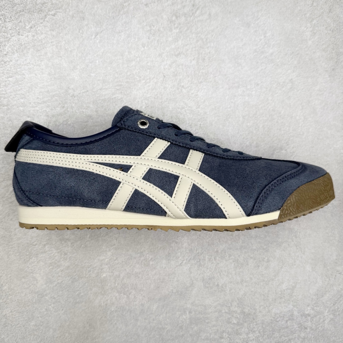 ＃C版 Asics Onitsuka Tiger MEXICO 66 亚瑟士鬼冢虎复古经典板鞋 市场王者选手 海外订单工厂出品 长期生产补货永不断码 超成熟稳定的做工品控 原装全套纸板楦头开发 原汁原味 完美呈现版型 私模正确鞋底咬花纹路 一比一鞋头弧度高度鞋身弧度 绝不口嗨 细节品控鞋型随意秒杀市面 原档咬花纹路私模大底 一个单元有六个三角形 总体形拼接呈现花瓣状 官方四联吊牌 原装Ortholite轻量化鞋垫 原盒原配 质保卡 说明书 钢印防尘纸 纸板中底带钢印 乳胶组合鞋垫 支持全方位的对比专柜 产品从款式颜色造型上体现出追求舒适和细节的完美 鞋类更是推崇手工制作的严谨与完美 融舒适性与可穿性的设计风格 注重细节的完美和别致魅力 既保持稳重 又不失轻松的时尚感 尺码：36 37 37.5 38 39 39.5 40 40.5 41.5 42 42.5 43.5 44 45-选品中心