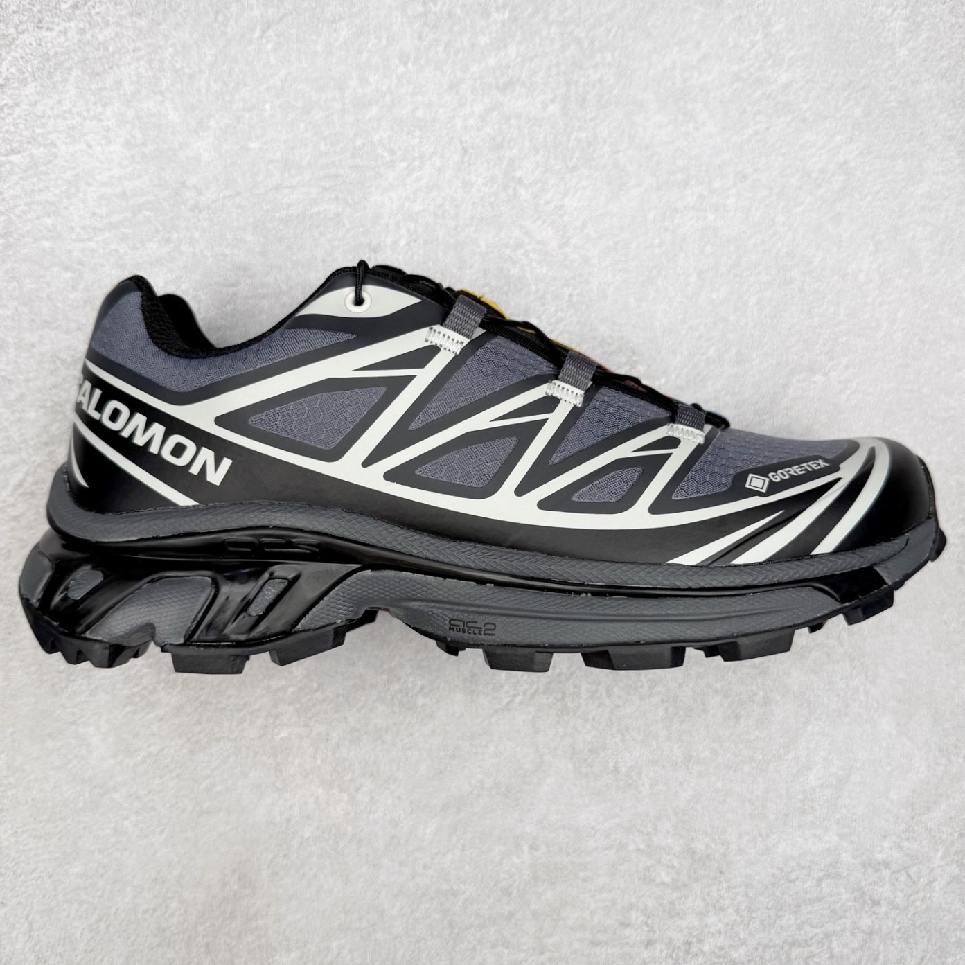 ＃绿X/GX Salomon XT-6 萨洛蒙复古潮流户外机能登山跑鞋 纯原外贸平台特供订单 耗时半年巨作 全套原纸板楦头开发 原厂特供网布配套加持 确保原汁原味 完美呈现版型 原档数据独家私模五层组合大底 男女鞋同步官方开发至46.5 原装Ortholite轻量化鞋垫 中底布带钢印编号 原厂TPU锁扣 进口港宝加持 后跟自然饱满 还原公司包裹性 鞋面以“锯齿”状的包裹系统呈现 在基色底之下加入了各种色点缀 将公司的最新技术和时尚前卫的造型融入耐用的长跑款式中 鞋面由 TPU 薄膜制成 并焊接在高耐磨网眼上 使其既时尚又坚固 由 ACS底盘支撑 可增强稳定性和支撑力 以及由橡胶凸耳 Contragrip外底覆盖的 EVA 缓冲中底 旨在应对崎岖的地形 鞋舌上的彩色Salomon 标签、Quicklace 系统以及鞋头、鞋舌和鞋跟上的附加品牌使细节更加完美 让穿着者可以轻松驾驭户外与通勤下的任何运动生活场景 无缝鞋身户外随意纵横 颜值与脚感兼备 出街通勤 绝对非常吸睛 你值得拥有 尺码：36 36.5 37.5 38 38.5 39 40 40.5 41 42 42.5 43 44 44.5 45 46 46.5 注意：偏小1码-选品中心