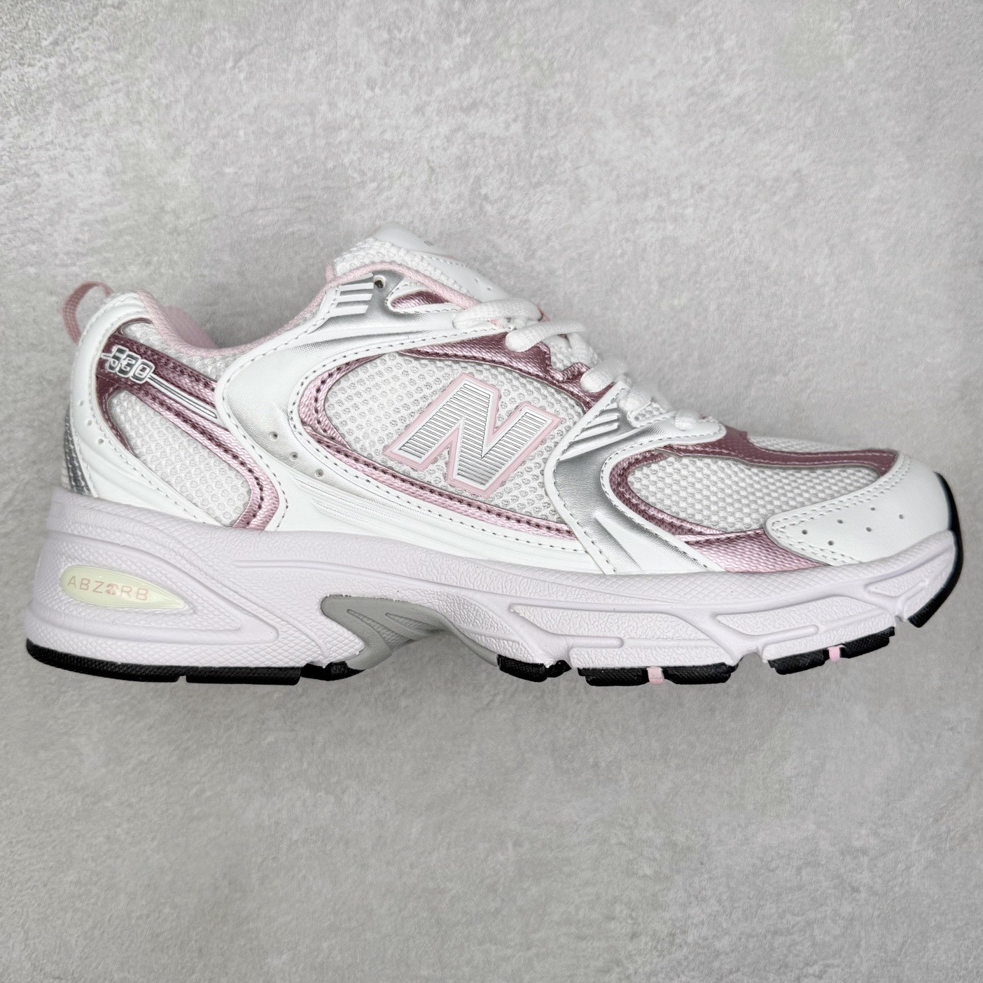 New Balance NB530 新百伦复古透气跑步鞋 抛弃过往以皮革为主的人气轮廓 以极具复古风范的跑鞋外观呈现 设计上全鞋以简约清爽的纯白色作基底 鞋身覆盖大面积织物网眼材质 并于鞋头、鞋带孔眼片等细节处点缀对比鲜明的反光银镀层凸显 鞋舌、侧身等位置则辅以一贯的「N」字标志和品牌徽标彰显身份 最后通过搭载的 ABZORB 缓震中底完善整体造型 尺码：36 37 37.5 38 38.5 39 40 40.5 41 42 42.5 43 44 45-选品中心