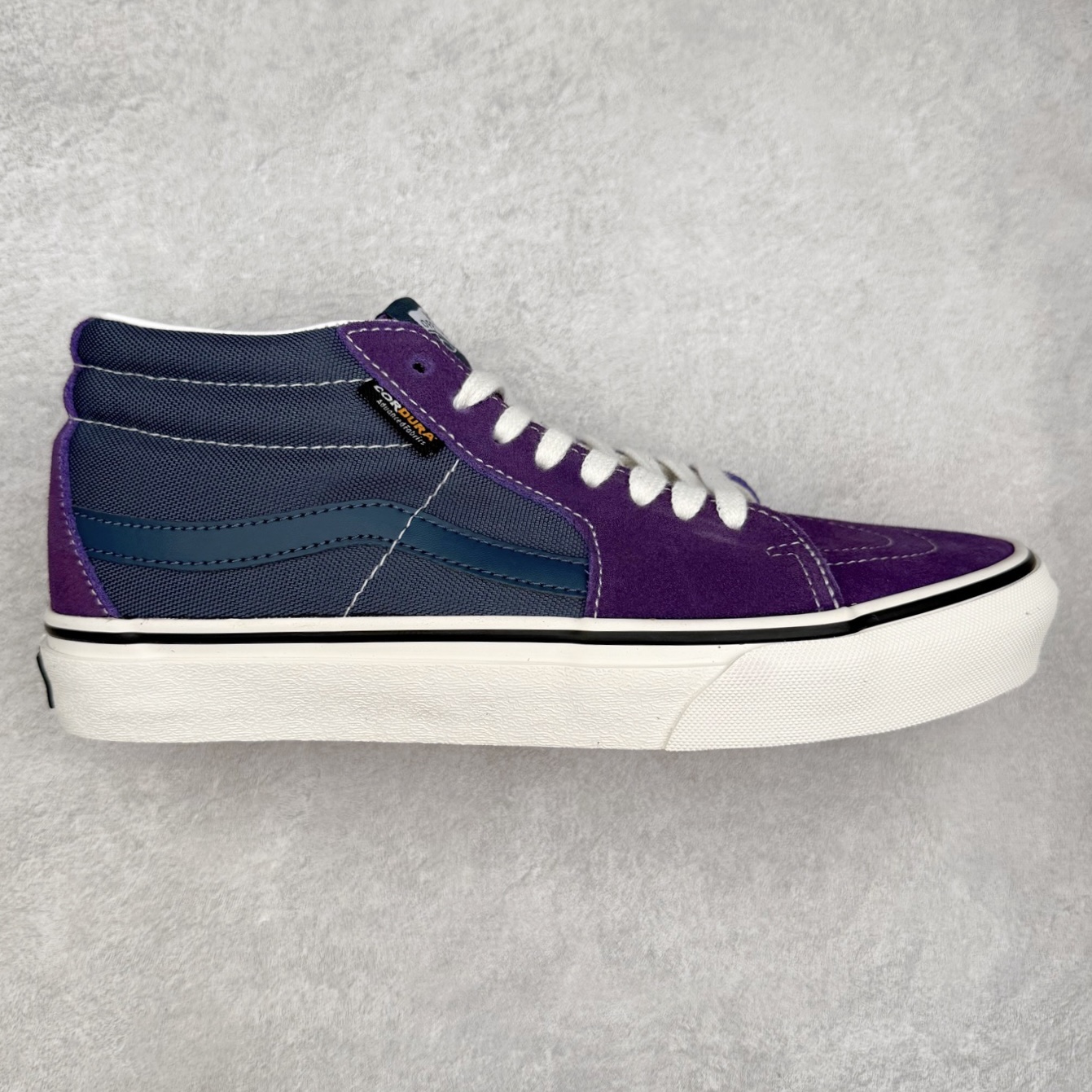 Vans SK8-Mid 蓝紫拼接 范斯复古中帮硫化帆布鞋 该鞋款以白色线条勾勒出整体造型效果，蓝紫帆布拼接鞋面打造整体鞋身，以SK8-Mid鞋身为蓝本，风格极具辨识度，上脚凸显穿搭功力 尺码：35 36 36.5 37 38 38.5 39 40 40.5 41 42 42.5 43 44-选品中心