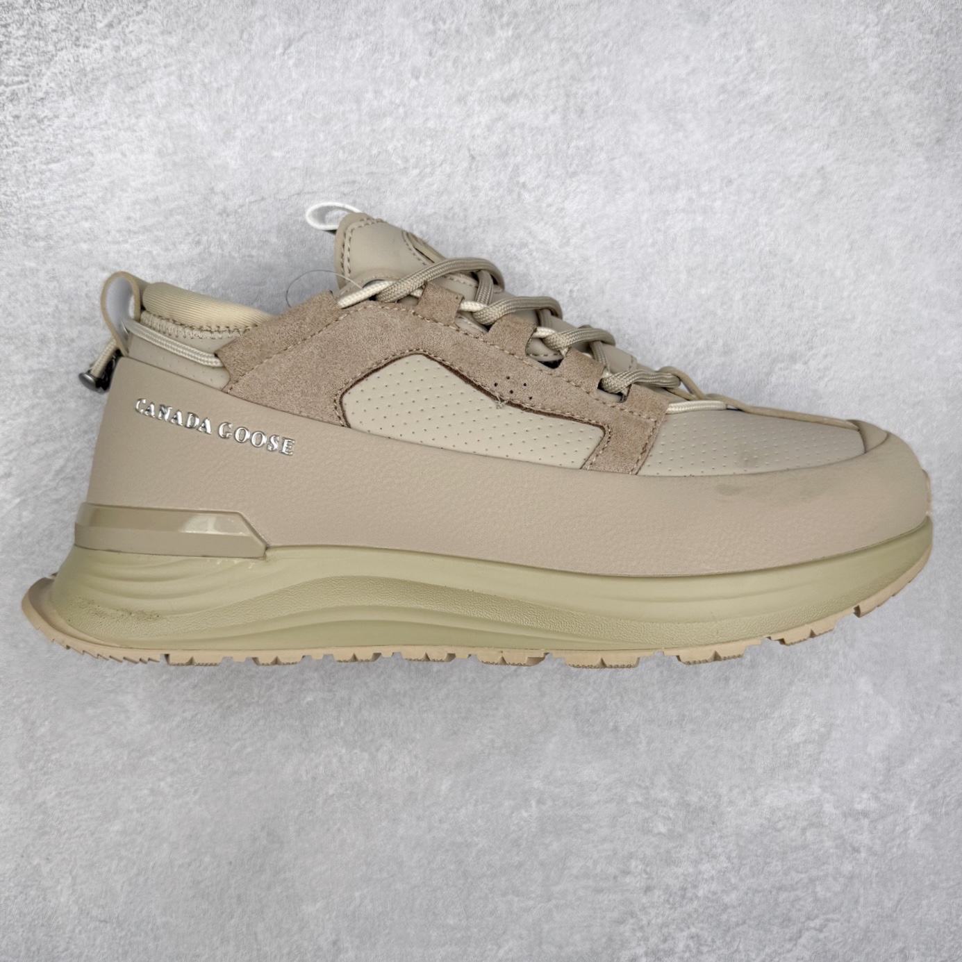 Canada Goose 加拿大鹅 Glacier Trail 圆头系带低帮生活休闲鞋 1957年的多伦多市，一个小仓库里点燃了Canada Goose加拿大鹅的梦想。那是Sam Tick先生创办的地方，如今他的外孙Dani Reiss成为了这个品牌的总裁兼首席执行官。从那一刻起，Canada Goose就注定要成为高端功能性服饰品牌之一。Canada Goose被堪称是“加拿大国宝级羽绒服”，Dani带领团队在加拿大的服装制造业中掀起了一场革命，最早是提供给边境巡逻队和警察等特殊工种的工作服，具备出色的御寒能力，专门开发了一套“TEI”（温度体感指数）系统，用来说明什么场景和温度适合穿哪个系列。每一件产品都经过精准切割和折叠，每一针一线都融合了品牌数十年的经验。坚持本土生产，充满了高品质625/750高蓬松度的鸭绒填充物（以实物为准）。实拍调校N版已经零色差零失真 百分百还原实物色彩所见即所得 不存在货不对板色差等低级问题 选购参考实物拍摄 不混卖不参货 只用心做好货严格选品 承诺混一赔十 尺码：36 36.5 37.5 38 38.5 39 40 40.5 41 42 42.5 43 44 44.5 45-选品中心