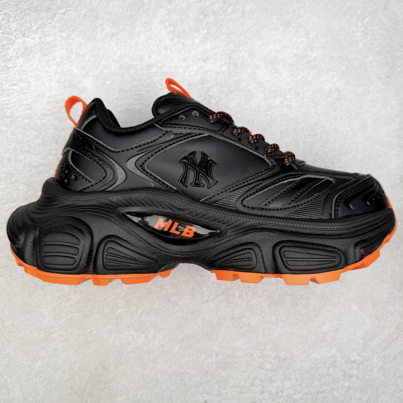 MLB New York Yankees Curve Runner 舒适百搭流浪鞋防滑耐磨低帮跑步鞋 Korea韩国联名NY美国榄球纽约洋基队限定 目前可过轻松秒过各类鉴定 能操作的私聊 韩国代购专供 左脚内置NFC感应 区别市面贴纸假芯片 MLB专用菱形双针中底布 重点细节中底布带注胶孔 原厂NFC感应吊牌 支持鉴定 一个两位数 原盒原标 全套原楦原纸板原厂数据开发 中韩文保养标贴 绿色防霉片 平台代购专供 独家一比一RB+MD组合大底 高频后跟小人Logo精准对位立体饱满 正确网布加超迁鞋面 转印中底走线紧密 转印Logo工艺表层防刮不掉色 尺码：35 36 36.5 37.5 38 38.5 39 40 40.5 41 42 42.5 43 44 44.5 45-选品中心