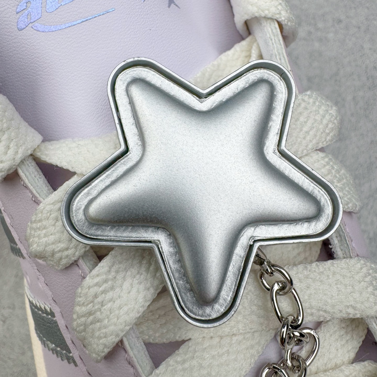 图片[12]-＃XP纯原套现福利 AD Originals Superstar 经典复古贝壳头板鞋 JQ8776 诞生于1969年 是第一双将全皮面鞋 身与橡胶鞋头结合在一起的低帮篮球鞋 Superstar最开始 是作为高帮篮球鞋Pro Model的低帮版本而出现的 但因为其独特和醒目的橡胶鞋头造型而让大家熟知 被大家形象地称为\\\”shelltoe\\\”贝壳头 在70年代的美国职业篮球场上 接近3/4的NBA球员都将这双Superstar作为场上用鞋 80年代之后 经过不断的改良和发展 Superstar逐渐成为横跨时装、音乐、街头文化、休闲和运动等各大领域的时尚潮鞋 尺码：36 36.5 37 38 38.5 39 40 40.5 41 42 42.5 43 44 44.5 45-选品中心