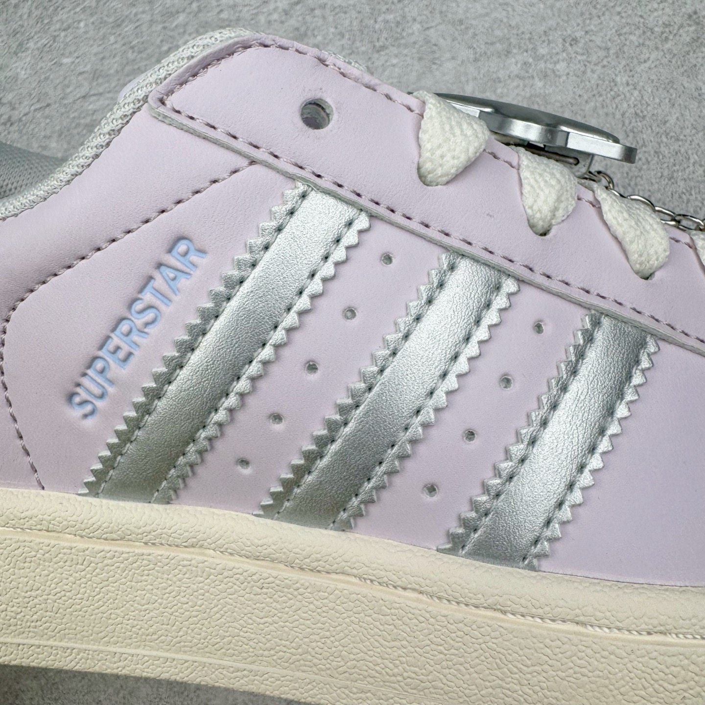 图片[16]-＃XP纯原套现福利 AD Originals Superstar 经典复古贝壳头板鞋 JQ8776 诞生于1969年 是第一双将全皮面鞋 身与橡胶鞋头结合在一起的低帮篮球鞋 Superstar最开始 是作为高帮篮球鞋Pro Model的低帮版本而出现的 但因为其独特和醒目的橡胶鞋头造型而让大家熟知 被大家形象地称为\\\”shelltoe\\\”贝壳头 在70年代的美国职业篮球场上 接近3/4的NBA球员都将这双Superstar作为场上用鞋 80年代之后 经过不断的改良和发展 Superstar逐渐成为横跨时装、音乐、街头文化、休闲和运动等各大领域的时尚潮鞋 尺码：36 36.5 37 38 38.5 39 40 40.5 41 42 42.5 43 44 44.5 45-选品中心