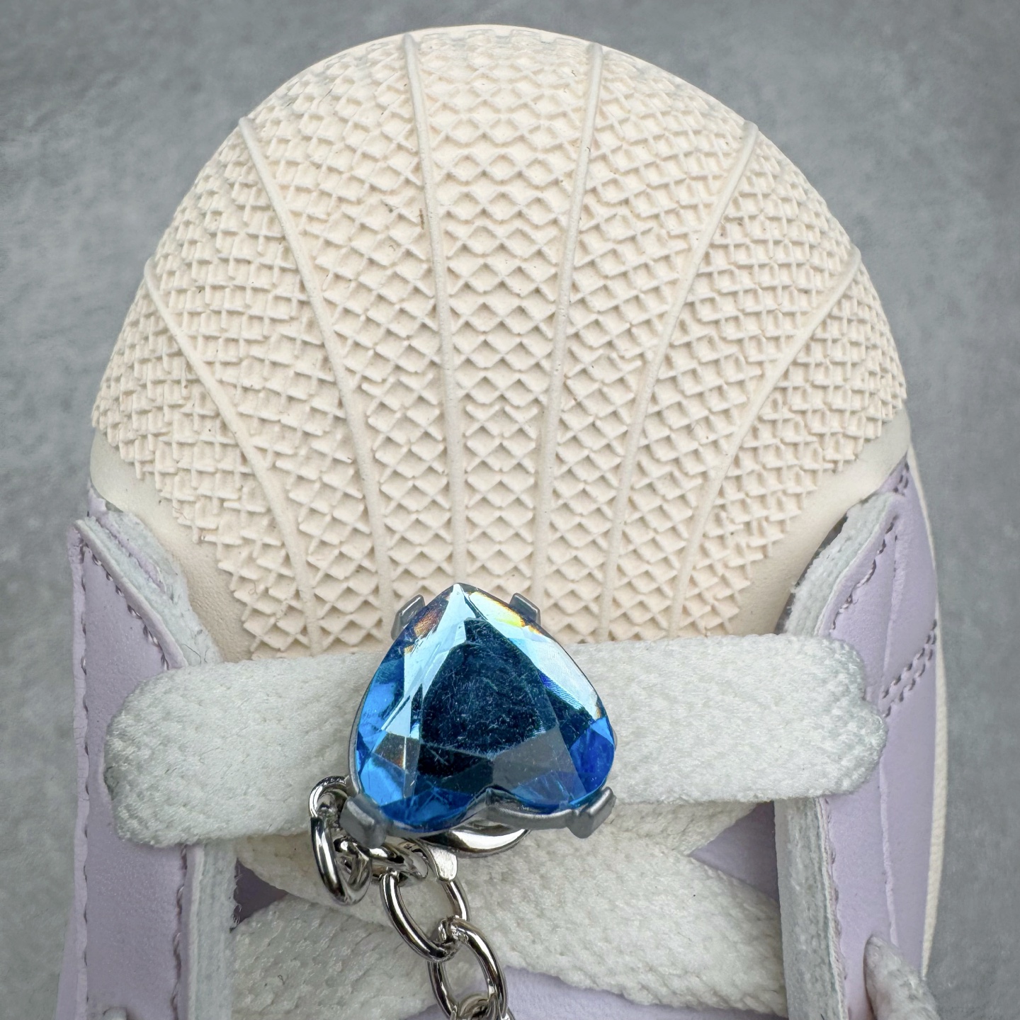 图片[13]-＃XP纯原套现福利 AD Originals Superstar 经典复古贝壳头板鞋 JQ8776 诞生于1969年 是第一双将全皮面鞋 身与橡胶鞋头结合在一起的低帮篮球鞋 Superstar最开始 是作为高帮篮球鞋Pro Model的低帮版本而出现的 但因为其独特和醒目的橡胶鞋头造型而让大家熟知 被大家形象地称为\\\”shelltoe\\\”贝壳头 在70年代的美国职业篮球场上 接近3/4的NBA球员都将这双Superstar作为场上用鞋 80年代之后 经过不断的改良和发展 Superstar逐渐成为横跨时装、音乐、街头文化、休闲和运动等各大领域的时尚潮鞋 尺码：36 36.5 37 38 38.5 39 40 40.5 41 42 42.5 43 44 44.5 45-选品中心