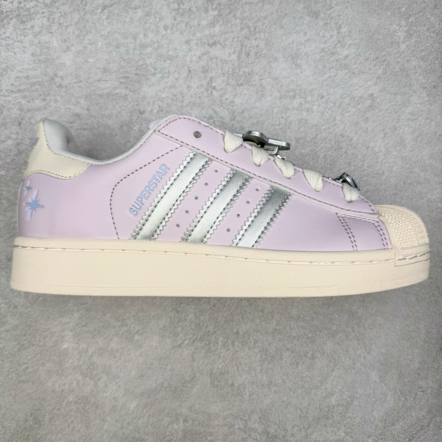 ＃XP纯原套现福利 AD Originals Superstar 经典复古贝壳头板鞋 JQ8776 诞生于1969年 是第一双将全皮面鞋 身与橡胶鞋头结合在一起的低帮篮球鞋 Superstar最开始 是作为高帮篮球鞋Pro Model的低帮版本而出现的 但因为其独特和醒目的橡胶鞋头造型而让大家熟知 被大家形象地称为\\\