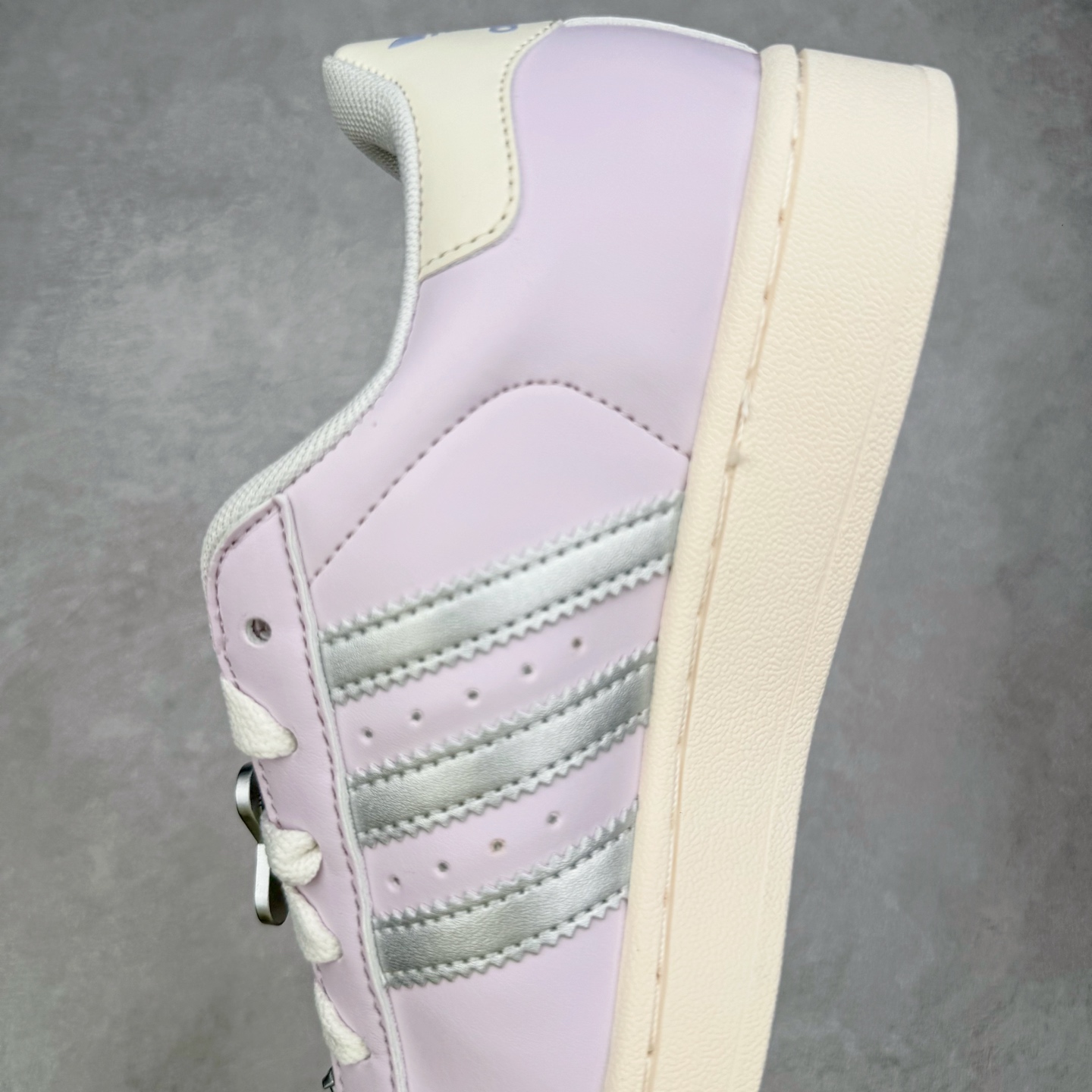 图片[7]-＃XP纯原套现福利 AD Originals Superstar 经典复古贝壳头板鞋 JQ8776 诞生于1969年 是第一双将全皮面鞋 身与橡胶鞋头结合在一起的低帮篮球鞋 Superstar最开始 是作为高帮篮球鞋Pro Model的低帮版本而出现的 但因为其独特和醒目的橡胶鞋头造型而让大家熟知 被大家形象地称为\\\”shelltoe\\\”贝壳头 在70年代的美国职业篮球场上 接近3/4的NBA球员都将这双Superstar作为场上用鞋 80年代之后 经过不断的改良和发展 Superstar逐渐成为横跨时装、音乐、街头文化、休闲和运动等各大领域的时尚潮鞋 尺码：36 36.5 37 38 38.5 39 40 40.5 41 42 42.5 43 44 44.5 45-选品中心