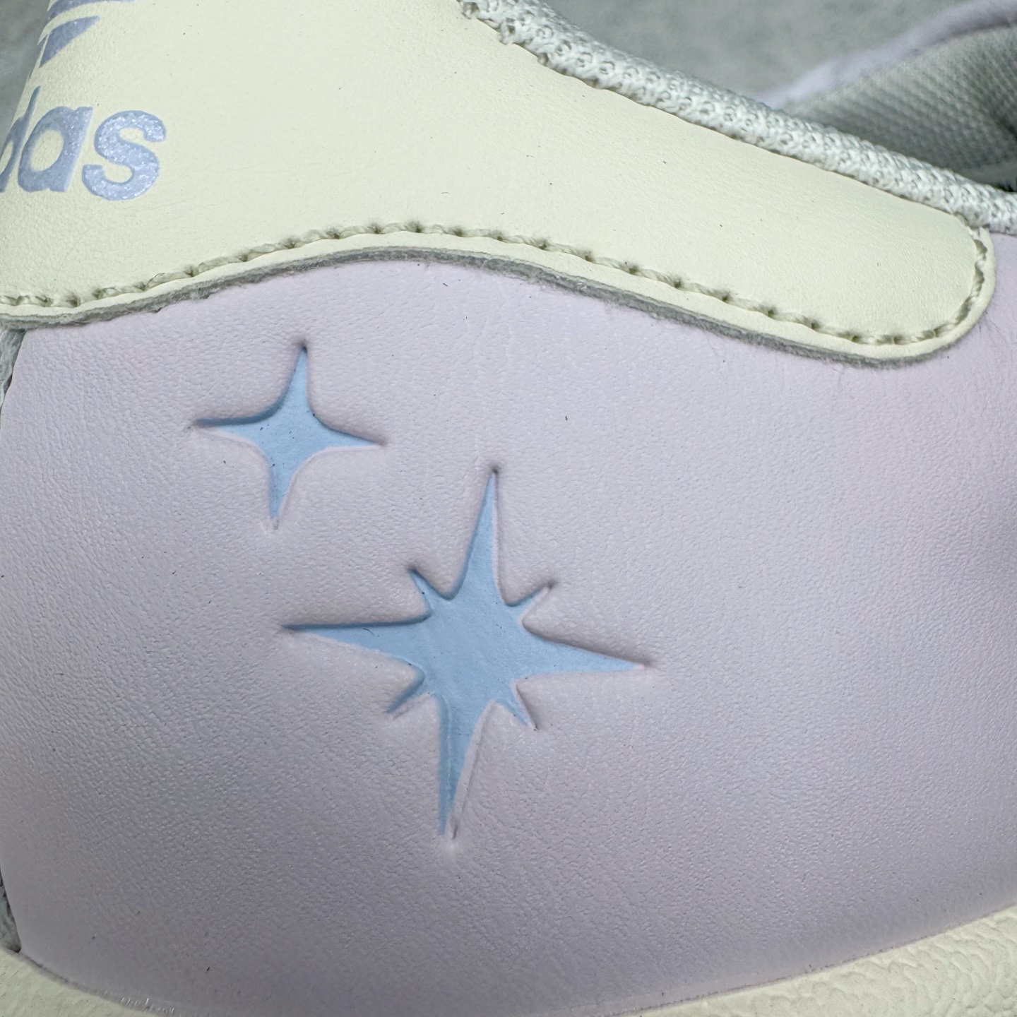 图片[15]-＃XP纯原套现福利 AD Originals Superstar 经典复古贝壳头板鞋 JQ8776 诞生于1969年 是第一双将全皮面鞋 身与橡胶鞋头结合在一起的低帮篮球鞋 Superstar最开始 是作为高帮篮球鞋Pro Model的低帮版本而出现的 但因为其独特和醒目的橡胶鞋头造型而让大家熟知 被大家形象地称为\\\”shelltoe\\\”贝壳头 在70年代的美国职业篮球场上 接近3/4的NBA球员都将这双Superstar作为场上用鞋 80年代之后 经过不断的改良和发展 Superstar逐渐成为横跨时装、音乐、街头文化、休闲和运动等各大领域的时尚潮鞋 尺码：36 36.5 37 38 38.5 39 40 40.5 41 42 42.5 43 44 44.5 45-选品中心