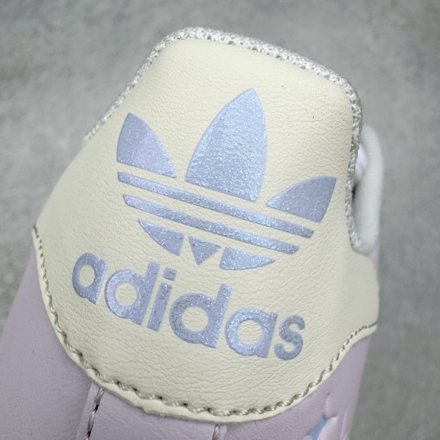 图片[14]-＃XP纯原套现福利 AD Originals Superstar 经典复古贝壳头板鞋 JQ8776 诞生于1969年 是第一双将全皮面鞋 身与橡胶鞋头结合在一起的低帮篮球鞋 Superstar最开始 是作为高帮篮球鞋Pro Model的低帮版本而出现的 但因为其独特和醒目的橡胶鞋头造型而让大家熟知 被大家形象地称为\\\”shelltoe\\\”贝壳头 在70年代的美国职业篮球场上 接近3/4的NBA球员都将这双Superstar作为场上用鞋 80年代之后 经过不断的改良和发展 Superstar逐渐成为横跨时装、音乐、街头文化、休闲和运动等各大领域的时尚潮鞋 尺码：36 36.5 37 38 38.5 39 40 40.5 41 42 42.5 43 44 44.5 45-选品中心