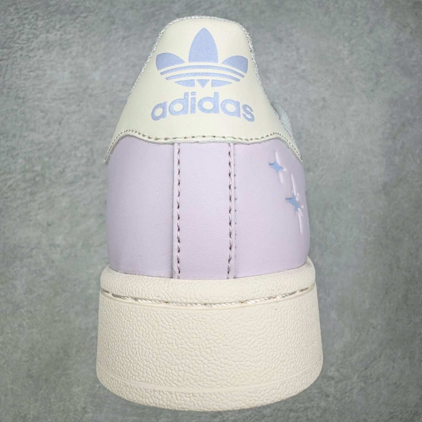 图片[8]-＃XP纯原套现福利 AD Originals Superstar 经典复古贝壳头板鞋 JQ8776 诞生于1969年 是第一双将全皮面鞋 身与橡胶鞋头结合在一起的低帮篮球鞋 Superstar最开始 是作为高帮篮球鞋Pro Model的低帮版本而出现的 但因为其独特和醒目的橡胶鞋头造型而让大家熟知 被大家形象地称为\\\”shelltoe\\\”贝壳头 在70年代的美国职业篮球场上 接近3/4的NBA球员都将这双Superstar作为场上用鞋 80年代之后 经过不断的改良和发展 Superstar逐渐成为横跨时装、音乐、街头文化、休闲和运动等各大领域的时尚潮鞋 尺码：36 36.5 37 38 38.5 39 40 40.5 41 42 42.5 43 44 44.5 45-选品中心