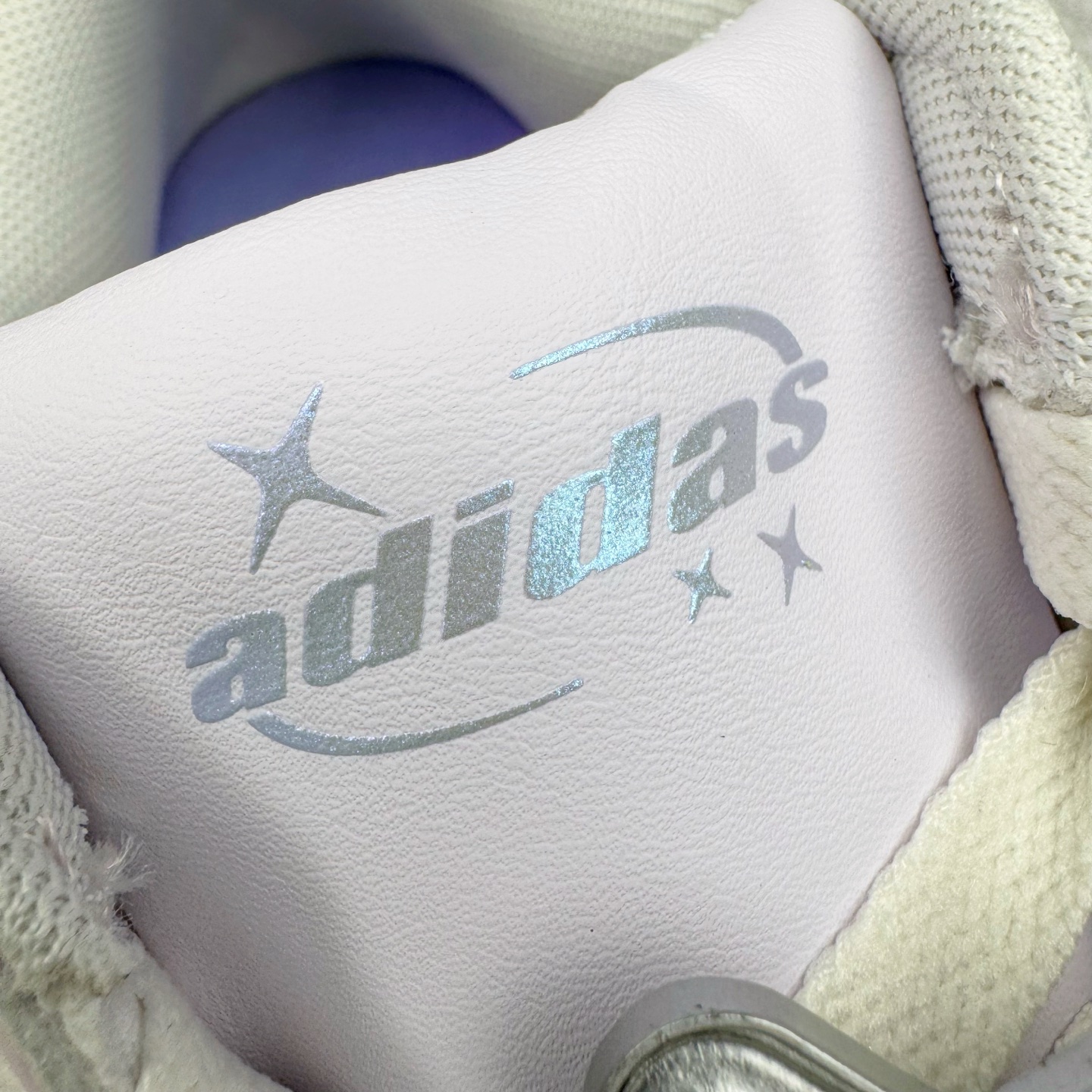 图片[11]-＃XP纯原套现福利 AD Originals Superstar 经典复古贝壳头板鞋 JQ8776 诞生于1969年 是第一双将全皮面鞋 身与橡胶鞋头结合在一起的低帮篮球鞋 Superstar最开始 是作为高帮篮球鞋Pro Model的低帮版本而出现的 但因为其独特和醒目的橡胶鞋头造型而让大家熟知 被大家形象地称为\\\”shelltoe\\\”贝壳头 在70年代的美国职业篮球场上 接近3/4的NBA球员都将这双Superstar作为场上用鞋 80年代之后 经过不断的改良和发展 Superstar逐渐成为横跨时装、音乐、街头文化、休闲和运动等各大领域的时尚潮鞋 尺码：36 36.5 37 38 38.5 39 40 40.5 41 42 42.5 43 44 44.5 45-选品中心