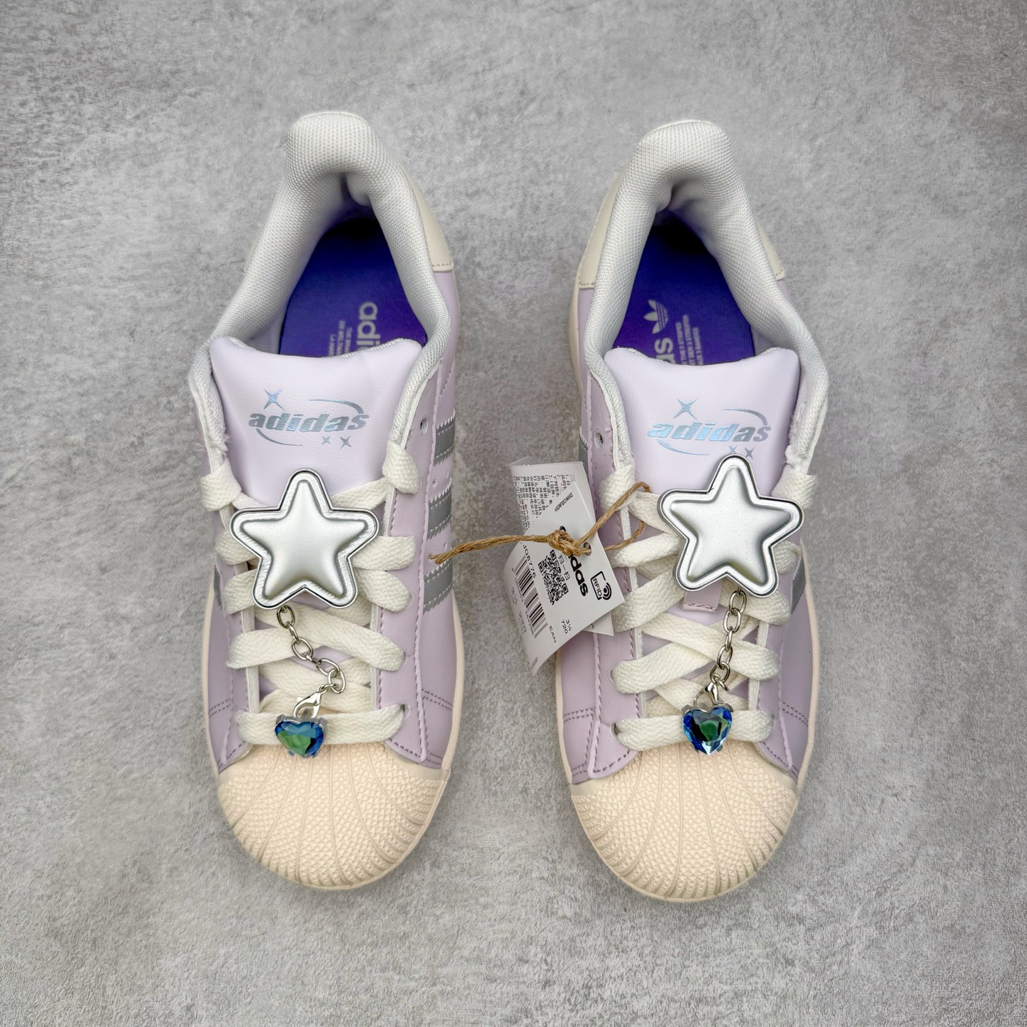 图片[2]-＃XP纯原套现福利 AD Originals Superstar 经典复古贝壳头板鞋 JQ8776 诞生于1969年 是第一双将全皮面鞋 身与橡胶鞋头结合在一起的低帮篮球鞋 Superstar最开始 是作为高帮篮球鞋Pro Model的低帮版本而出现的 但因为其独特和醒目的橡胶鞋头造型而让大家熟知 被大家形象地称为\\\”shelltoe\\\”贝壳头 在70年代的美国职业篮球场上 接近3/4的NBA球员都将这双Superstar作为场上用鞋 80年代之后 经过不断的改良和发展 Superstar逐渐成为横跨时装、音乐、街头文化、休闲和运动等各大领域的时尚潮鞋 尺码：36 36.5 37 38 38.5 39 40 40.5 41 42 42.5 43 44 44.5 45-选品中心