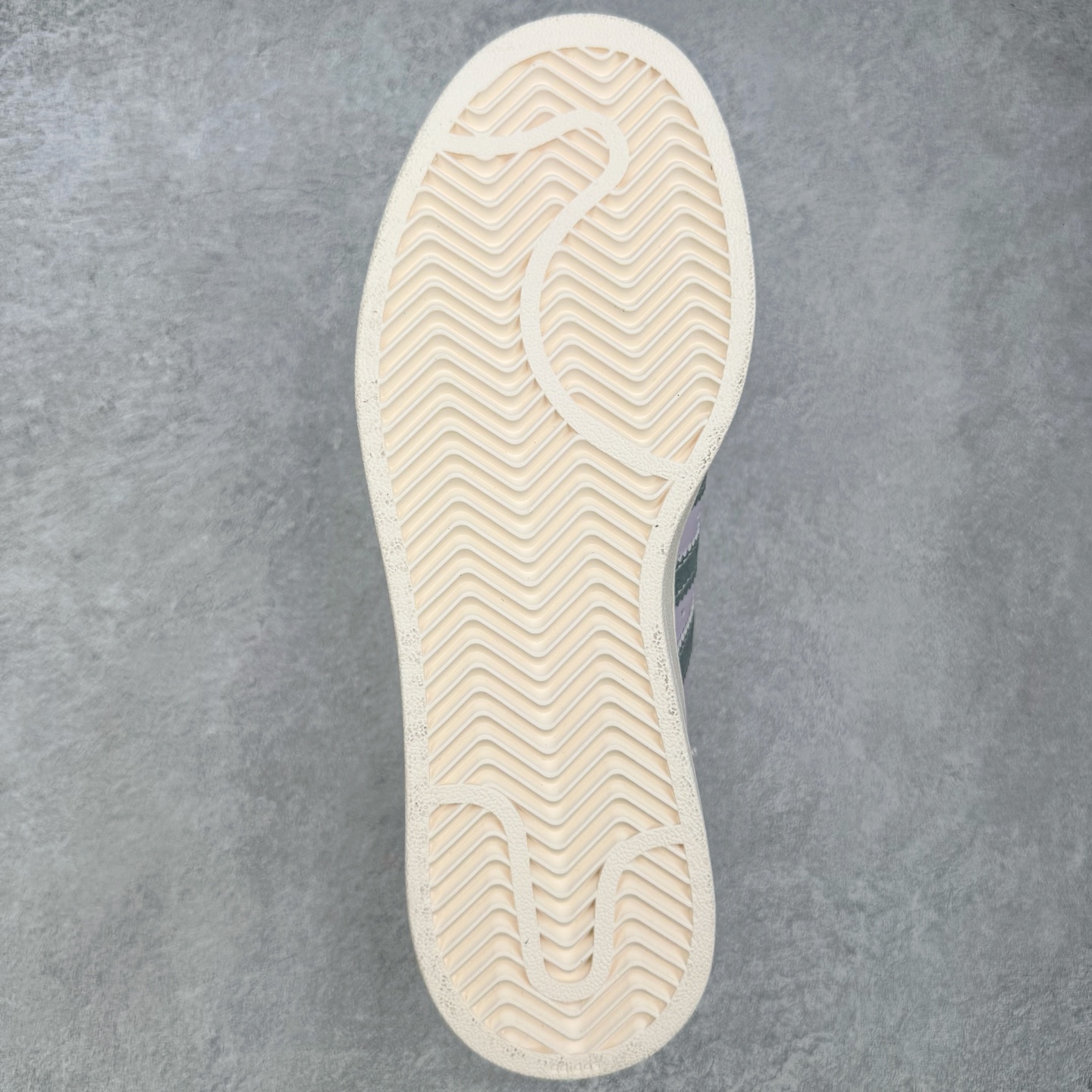 图片[9]-＃XP纯原套现福利 AD Originals Superstar 经典复古贝壳头板鞋 JQ8776 诞生于1969年 是第一双将全皮面鞋 身与橡胶鞋头结合在一起的低帮篮球鞋 Superstar最开始 是作为高帮篮球鞋Pro Model的低帮版本而出现的 但因为其独特和醒目的橡胶鞋头造型而让大家熟知 被大家形象地称为\\\”shelltoe\\\”贝壳头 在70年代的美国职业篮球场上 接近3/4的NBA球员都将这双Superstar作为场上用鞋 80年代之后 经过不断的改良和发展 Superstar逐渐成为横跨时装、音乐、街头文化、休闲和运动等各大领域的时尚潮鞋 尺码：36 36.5 37 38 38.5 39 40 40.5 41 42 42.5 43 44 44.5 45-选品中心