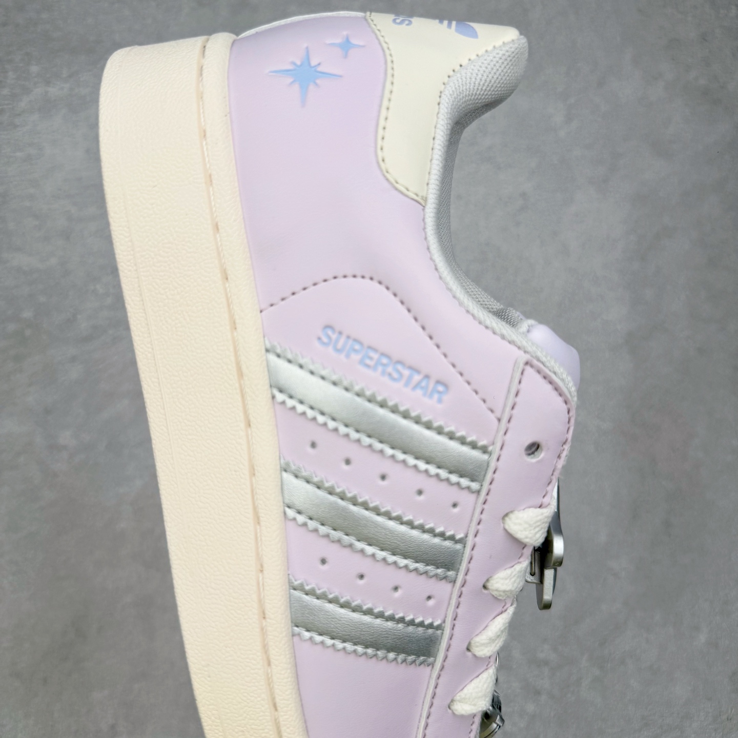 图片[6]-＃XP纯原套现福利 AD Originals Superstar 经典复古贝壳头板鞋 JQ8776 诞生于1969年 是第一双将全皮面鞋 身与橡胶鞋头结合在一起的低帮篮球鞋 Superstar最开始 是作为高帮篮球鞋Pro Model的低帮版本而出现的 但因为其独特和醒目的橡胶鞋头造型而让大家熟知 被大家形象地称为\\\”shelltoe\\\”贝壳头 在70年代的美国职业篮球场上 接近3/4的NBA球员都将这双Superstar作为场上用鞋 80年代之后 经过不断的改良和发展 Superstar逐渐成为横跨时装、音乐、街头文化、休闲和运动等各大领域的时尚潮鞋 尺码：36 36.5 37 38 38.5 39 40 40.5 41 42 42.5 43 44 44.5 45-选品中心