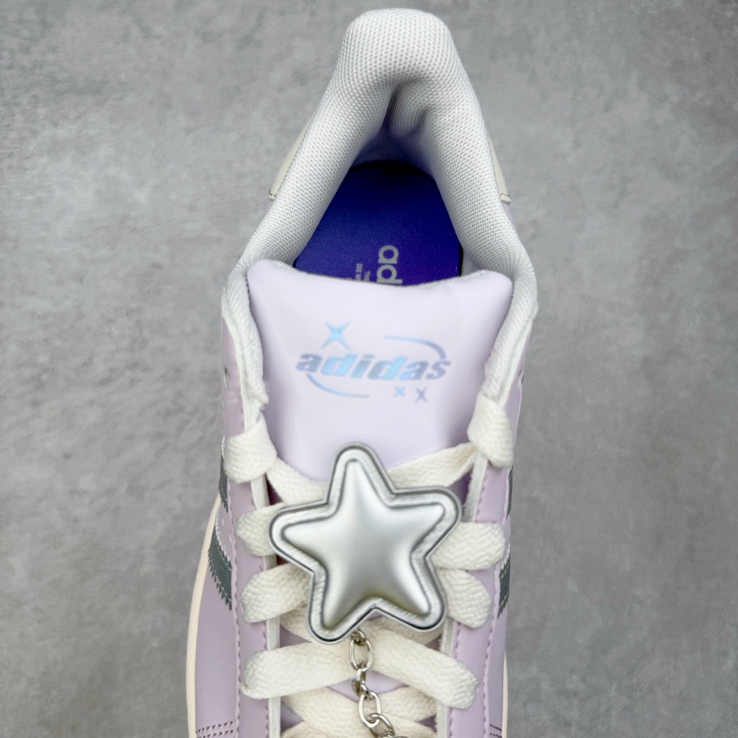 图片[5]-＃XP纯原套现福利 AD Originals Superstar 经典复古贝壳头板鞋 JQ8776 诞生于1969年 是第一双将全皮面鞋 身与橡胶鞋头结合在一起的低帮篮球鞋 Superstar最开始 是作为高帮篮球鞋Pro Model的低帮版本而出现的 但因为其独特和醒目的橡胶鞋头造型而让大家熟知 被大家形象地称为\\\”shelltoe\\\”贝壳头 在70年代的美国职业篮球场上 接近3/4的NBA球员都将这双Superstar作为场上用鞋 80年代之后 经过不断的改良和发展 Superstar逐渐成为横跨时装、音乐、街头文化、休闲和运动等各大领域的时尚潮鞋 尺码：36 36.5 37 38 38.5 39 40 40.5 41 42 42.5 43 44 44.5 45-选品中心