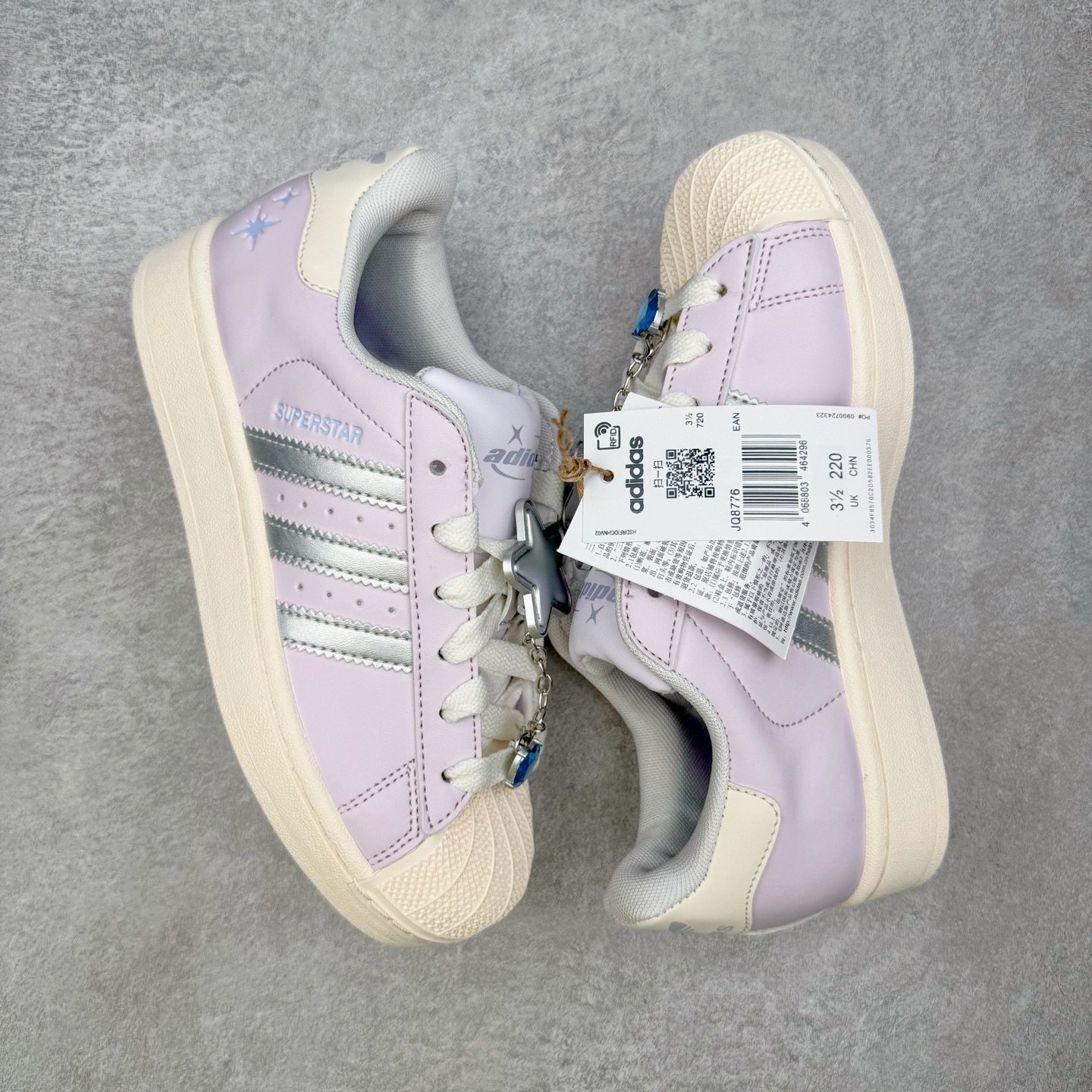 图片[3]-＃XP纯原套现福利 AD Originals Superstar 经典复古贝壳头板鞋 JQ8776 诞生于1969年 是第一双将全皮面鞋 身与橡胶鞋头结合在一起的低帮篮球鞋 Superstar最开始 是作为高帮篮球鞋Pro Model的低帮版本而出现的 但因为其独特和醒目的橡胶鞋头造型而让大家熟知 被大家形象地称为\\\”shelltoe\\\”贝壳头 在70年代的美国职业篮球场上 接近3/4的NBA球员都将这双Superstar作为场上用鞋 80年代之后 经过不断的改良和发展 Superstar逐渐成为横跨时装、音乐、街头文化、休闲和运动等各大领域的时尚潮鞋 尺码：36 36.5 37 38 38.5 39 40 40.5 41 42 42.5 43 44 44.5 45-选品中心