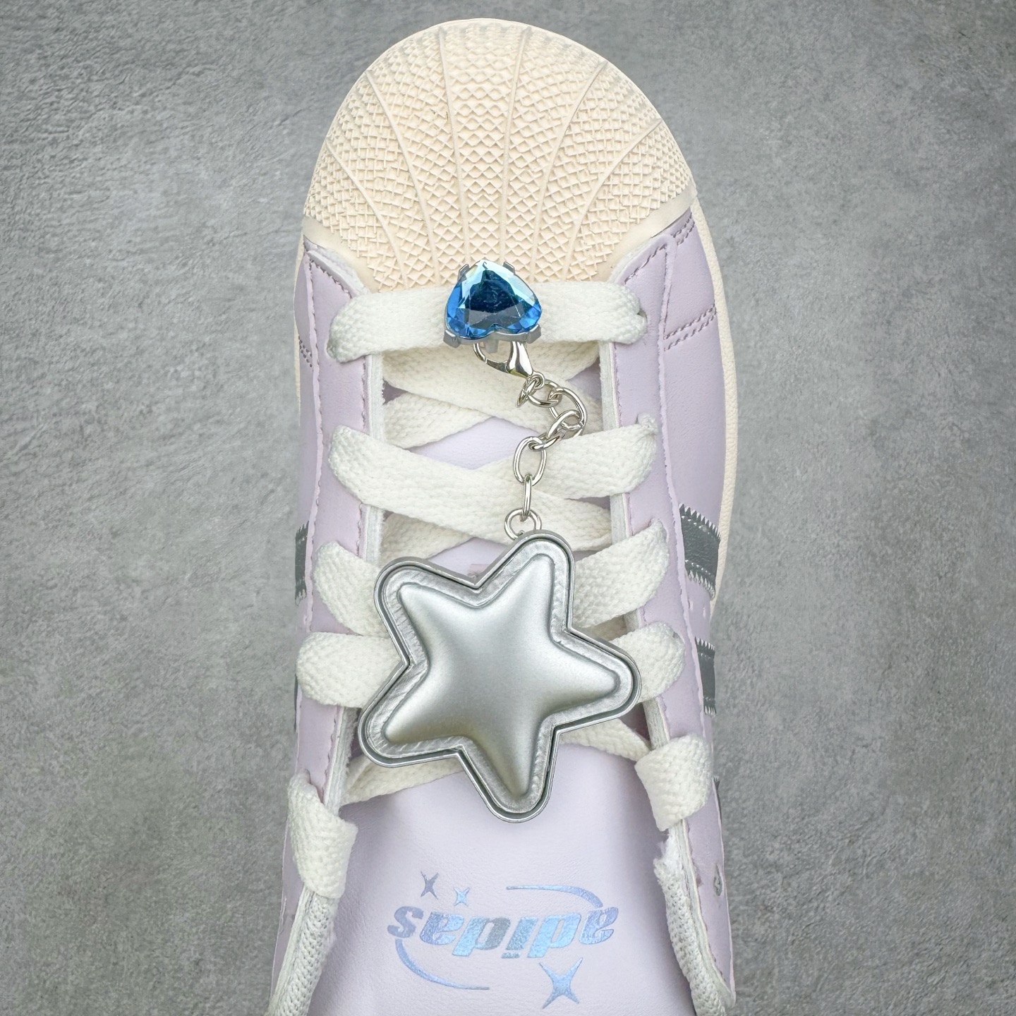 图片[4]-＃XP纯原套现福利 AD Originals Superstar 经典复古贝壳头板鞋 JQ8776 诞生于1969年 是第一双将全皮面鞋 身与橡胶鞋头结合在一起的低帮篮球鞋 Superstar最开始 是作为高帮篮球鞋Pro Model的低帮版本而出现的 但因为其独特和醒目的橡胶鞋头造型而让大家熟知 被大家形象地称为\\\”shelltoe\\\”贝壳头 在70年代的美国职业篮球场上 接近3/4的NBA球员都将这双Superstar作为场上用鞋 80年代之后 经过不断的改良和发展 Superstar逐渐成为横跨时装、音乐、街头文化、休闲和运动等各大领域的时尚潮鞋 尺码：36 36.5 37 38 38.5 39 40 40.5 41 42 42.5 43 44 44.5 45-选品中心