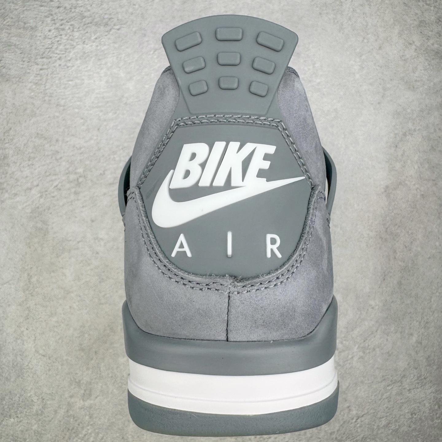 图片[8]-＃纯原 Nigel Sylvester x Air Jordan AJ4 Retro 联名酷灰 货号：HF4340-003 圈内最强四代 独家外贸特供尺码含 45.5 49.5 50.5 耗时半年巨作 全套原纸板楦头开发 原厂特供皮料加持 确保原汁原味 完美呈现四代版型 一比一鞋头弧度高度鞋身弧度 数据细节工艺流程均保持原鞋一致 原厂TPU网格鞋带扣 正确内里网布 菱角分明不变形无多余毛边 柔软性质感一致于原鞋 市场唯一原厂鞋扣模具 背面可见隐藏注塑口 原厂织唛标 原厂飞人电绣工艺 尾指中部跳三针 独家绑鞋带手法 印刷中底布 四线拉帮 米色美纹纸贴合固定 进口港宝加持 后跟自然饱满 全鞋荧光划线卡点 追求极致完美 每一双都是工艺品 多重QC质检 超越公司货的品控标准 实实在在的免检产品 尺码：40 40.5 41 42 42.5 43 44 44.5 45 45.5 46 47.5 48.5 49.5 50.5-选品中心