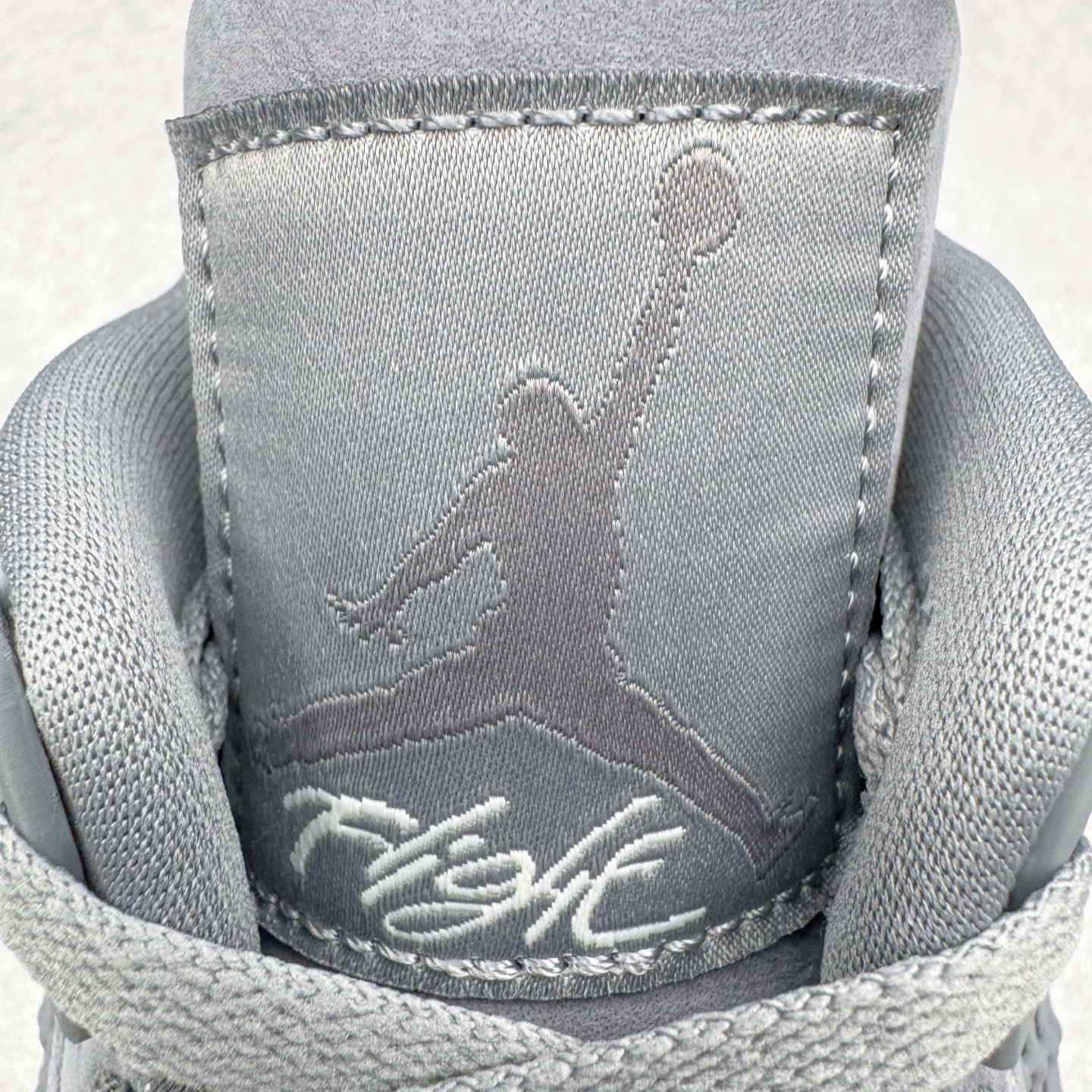 图片[18]-＃纯原 Nigel Sylvester x Air Jordan AJ4 Retro 联名酷灰 货号：HF4340-003 圈内最强四代 独家外贸特供尺码含 45.5 49.5 50.5 耗时半年巨作 全套原纸板楦头开发 原厂特供皮料加持 确保原汁原味 完美呈现四代版型 一比一鞋头弧度高度鞋身弧度 数据细节工艺流程均保持原鞋一致 原厂TPU网格鞋带扣 正确内里网布 菱角分明不变形无多余毛边 柔软性质感一致于原鞋 市场唯一原厂鞋扣模具 背面可见隐藏注塑口 原厂织唛标 原厂飞人电绣工艺 尾指中部跳三针 独家绑鞋带手法 印刷中底布 四线拉帮 米色美纹纸贴合固定 进口港宝加持 后跟自然饱满 全鞋荧光划线卡点 追求极致完美 每一双都是工艺品 多重QC质检 超越公司货的品控标准 实实在在的免检产品 尺码：40 40.5 41 42 42.5 43 44 44.5 45 45.5 46 47.5 48.5 49.5 50.5-选品中心
