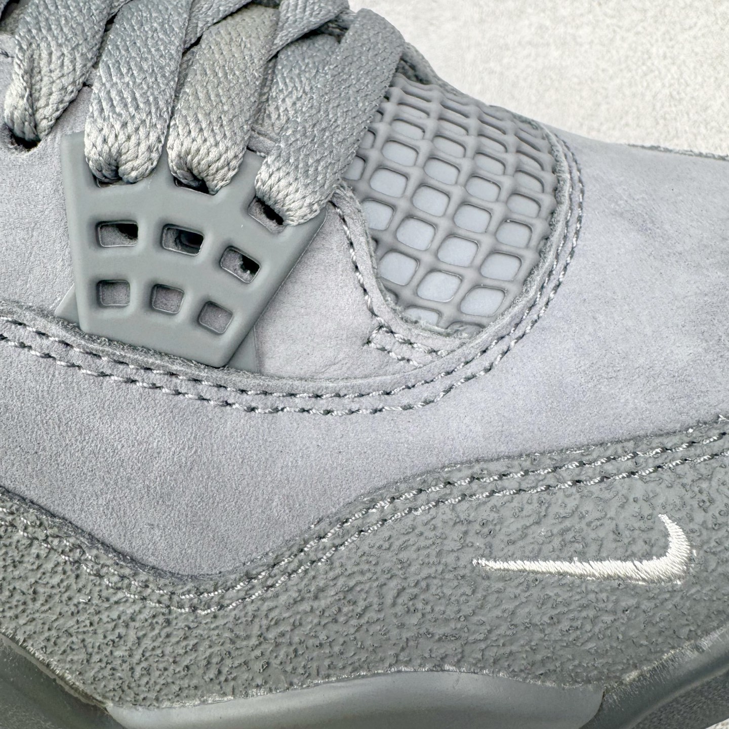 图片[17]-＃纯原 Nigel Sylvester x Air Jordan AJ4 Retro 联名酷灰 货号：HF4340-003 圈内最强四代 独家外贸特供尺码含 45.5 49.5 50.5 耗时半年巨作 全套原纸板楦头开发 原厂特供皮料加持 确保原汁原味 完美呈现四代版型 一比一鞋头弧度高度鞋身弧度 数据细节工艺流程均保持原鞋一致 原厂TPU网格鞋带扣 正确内里网布 菱角分明不变形无多余毛边 柔软性质感一致于原鞋 市场唯一原厂鞋扣模具 背面可见隐藏注塑口 原厂织唛标 原厂飞人电绣工艺 尾指中部跳三针 独家绑鞋带手法 印刷中底布 四线拉帮 米色美纹纸贴合固定 进口港宝加持 后跟自然饱满 全鞋荧光划线卡点 追求极致完美 每一双都是工艺品 多重QC质检 超越公司货的品控标准 实实在在的免检产品 尺码：40 40.5 41 42 42.5 43 44 44.5 45 45.5 46 47.5 48.5 49.5 50.5-选品中心