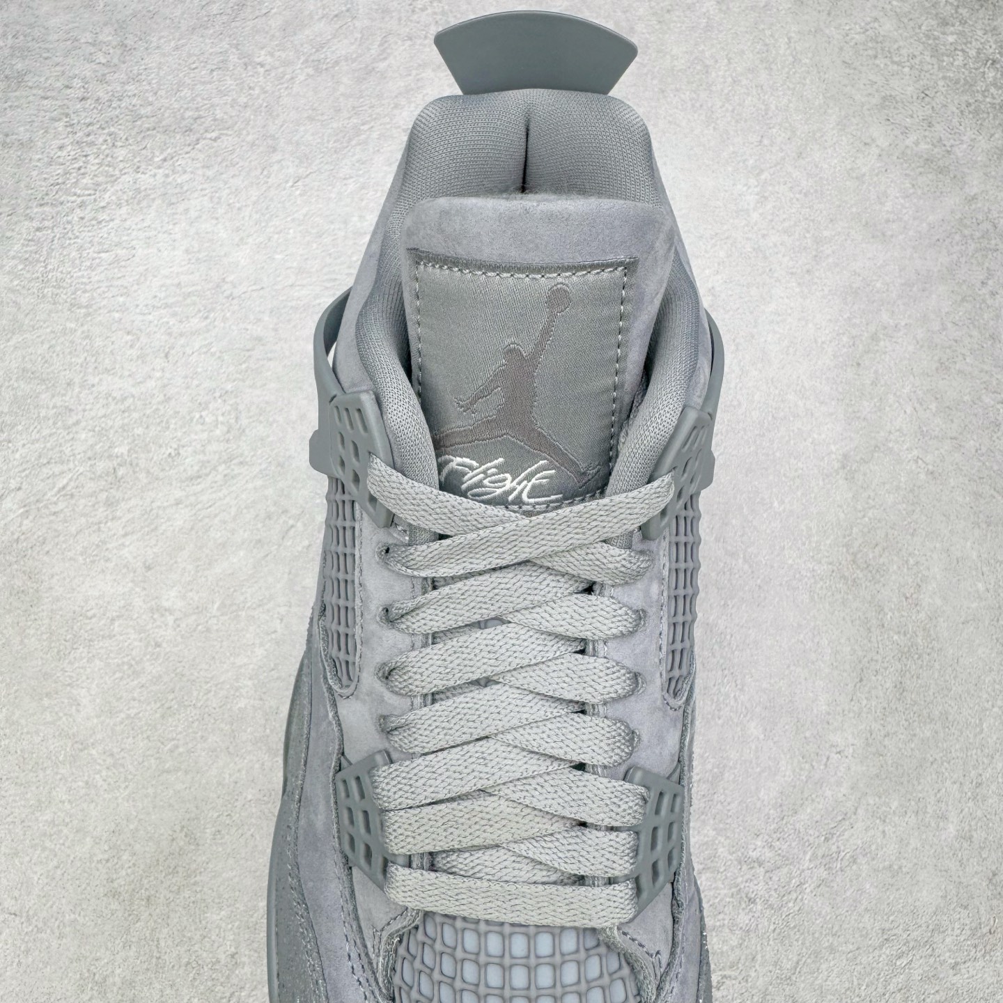 图片[5]-＃纯原 Nigel Sylvester x Air Jordan AJ4 Retro 联名酷灰 货号：HF4340-003 圈内最强四代 独家外贸特供尺码含 45.5 49.5 50.5 耗时半年巨作 全套原纸板楦头开发 原厂特供皮料加持 确保原汁原味 完美呈现四代版型 一比一鞋头弧度高度鞋身弧度 数据细节工艺流程均保持原鞋一致 原厂TPU网格鞋带扣 正确内里网布 菱角分明不变形无多余毛边 柔软性质感一致于原鞋 市场唯一原厂鞋扣模具 背面可见隐藏注塑口 原厂织唛标 原厂飞人电绣工艺 尾指中部跳三针 独家绑鞋带手法 印刷中底布 四线拉帮 米色美纹纸贴合固定 进口港宝加持 后跟自然饱满 全鞋荧光划线卡点 追求极致完美 每一双都是工艺品 多重QC质检 超越公司货的品控标准 实实在在的免检产品 尺码：40 40.5 41 42 42.5 43 44 44.5 45 45.5 46 47.5 48.5 49.5 50.5-选品中心