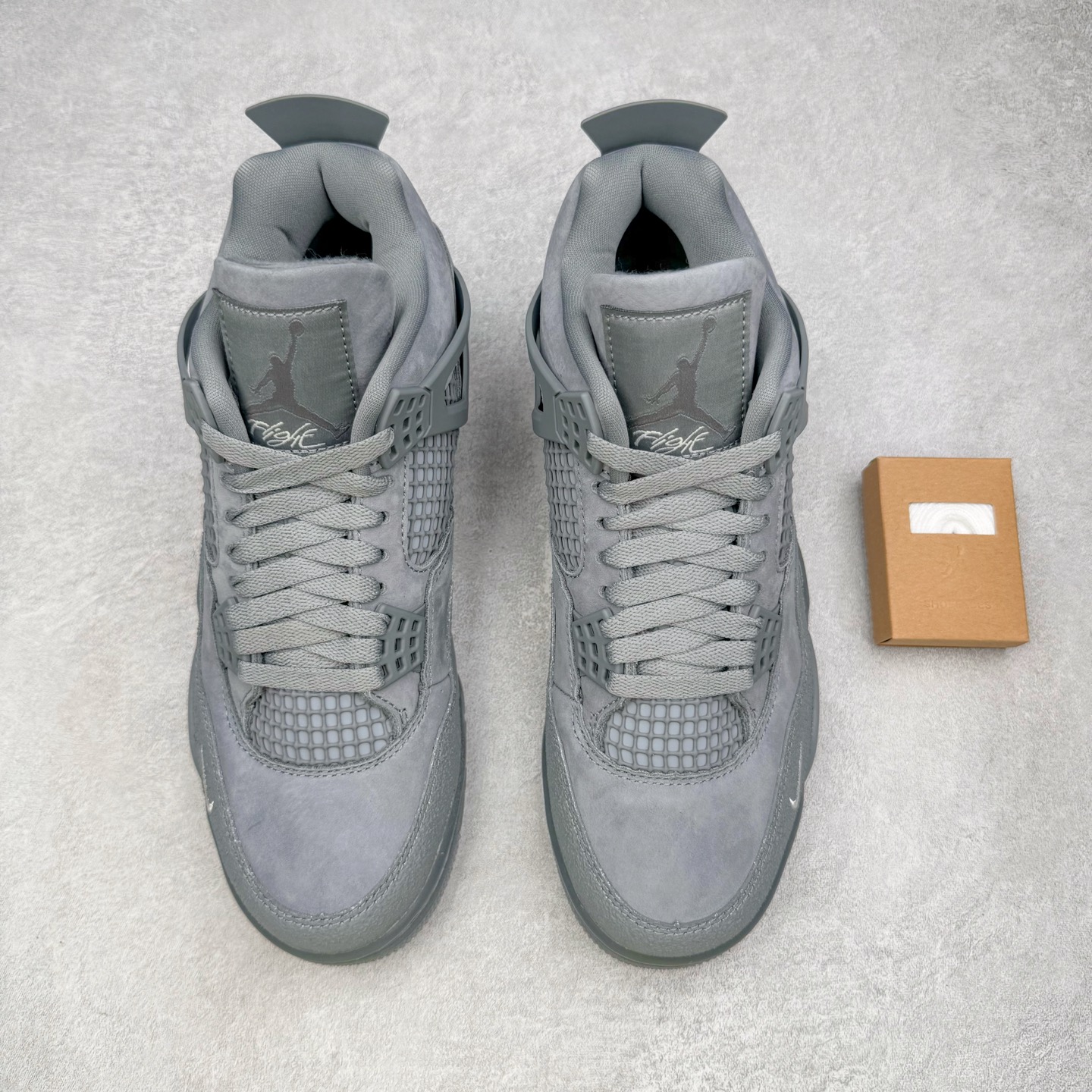 图片[2]-＃纯原 Nigel Sylvester x Air Jordan AJ4 Retro 联名酷灰 货号：HF4340-003 圈内最强四代 独家外贸特供尺码含 45.5 49.5 50.5 耗时半年巨作 全套原纸板楦头开发 原厂特供皮料加持 确保原汁原味 完美呈现四代版型 一比一鞋头弧度高度鞋身弧度 数据细节工艺流程均保持原鞋一致 原厂TPU网格鞋带扣 正确内里网布 菱角分明不变形无多余毛边 柔软性质感一致于原鞋 市场唯一原厂鞋扣模具 背面可见隐藏注塑口 原厂织唛标 原厂飞人电绣工艺 尾指中部跳三针 独家绑鞋带手法 印刷中底布 四线拉帮 米色美纹纸贴合固定 进口港宝加持 后跟自然饱满 全鞋荧光划线卡点 追求极致完美 每一双都是工艺品 多重QC质检 超越公司货的品控标准 实实在在的免检产品 尺码：40 40.5 41 42 42.5 43 44 44.5 45 45.5 46 47.5 48.5 49.5 50.5-选品中心