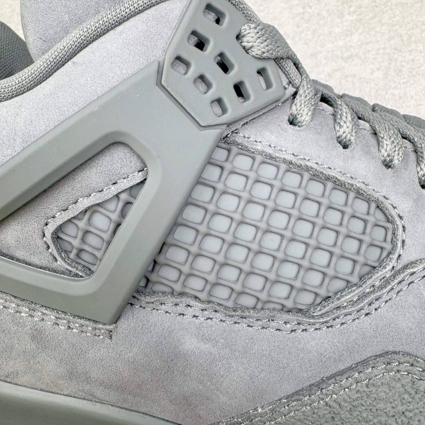 图片[15]-＃纯原 Nigel Sylvester x Air Jordan AJ4 Retro 联名酷灰 货号：HF4340-003 圈内最强四代 独家外贸特供尺码含 45.5 49.5 50.5 耗时半年巨作 全套原纸板楦头开发 原厂特供皮料加持 确保原汁原味 完美呈现四代版型 一比一鞋头弧度高度鞋身弧度 数据细节工艺流程均保持原鞋一致 原厂TPU网格鞋带扣 正确内里网布 菱角分明不变形无多余毛边 柔软性质感一致于原鞋 市场唯一原厂鞋扣模具 背面可见隐藏注塑口 原厂织唛标 原厂飞人电绣工艺 尾指中部跳三针 独家绑鞋带手法 印刷中底布 四线拉帮 米色美纹纸贴合固定 进口港宝加持 后跟自然饱满 全鞋荧光划线卡点 追求极致完美 每一双都是工艺品 多重QC质检 超越公司货的品控标准 实实在在的免检产品 尺码：40 40.5 41 42 42.5 43 44 44.5 45 45.5 46 47.5 48.5 49.5 50.5-选品中心