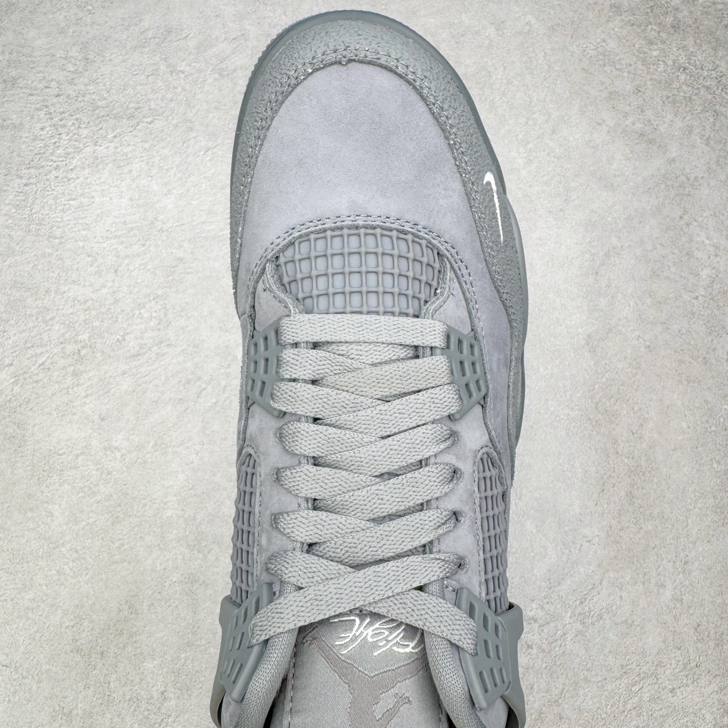 图片[4]-＃纯原 Nigel Sylvester x Air Jordan AJ4 Retro 联名酷灰 货号：HF4340-003 圈内最强四代 独家外贸特供尺码含 45.5 49.5 50.5 耗时半年巨作 全套原纸板楦头开发 原厂特供皮料加持 确保原汁原味 完美呈现四代版型 一比一鞋头弧度高度鞋身弧度 数据细节工艺流程均保持原鞋一致 原厂TPU网格鞋带扣 正确内里网布 菱角分明不变形无多余毛边 柔软性质感一致于原鞋 市场唯一原厂鞋扣模具 背面可见隐藏注塑口 原厂织唛标 原厂飞人电绣工艺 尾指中部跳三针 独家绑鞋带手法 印刷中底布 四线拉帮 米色美纹纸贴合固定 进口港宝加持 后跟自然饱满 全鞋荧光划线卡点 追求极致完美 每一双都是工艺品 多重QC质检 超越公司货的品控标准 实实在在的免检产品 尺码：40 40.5 41 42 42.5 43 44 44.5 45 45.5 46 47.5 48.5 49.5 50.5-选品中心