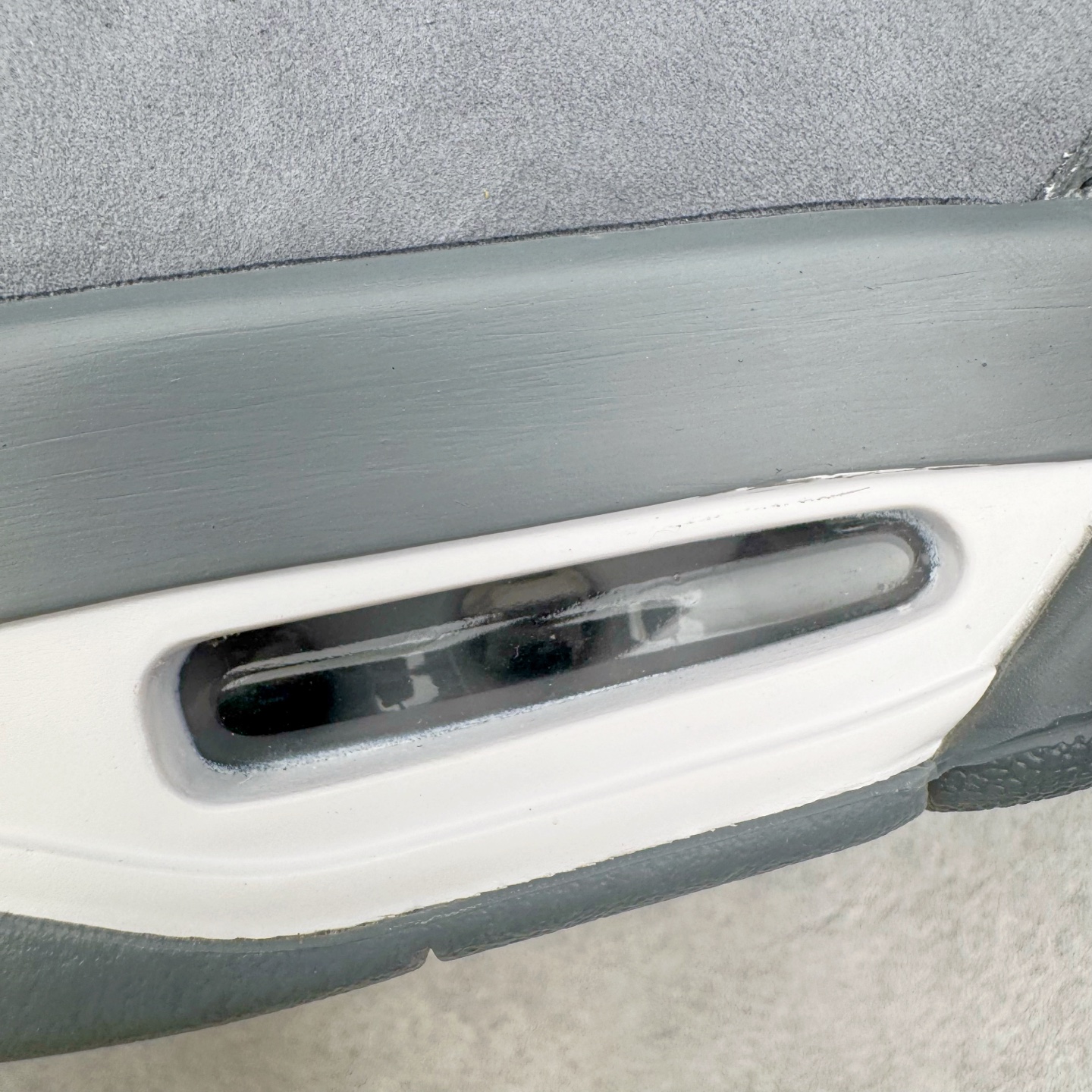 图片[13]-＃纯原 Nigel Sylvester x Air Jordan AJ4 Retro 联名酷灰 货号：HF4340-003 圈内最强四代 独家外贸特供尺码含 45.5 49.5 50.5 耗时半年巨作 全套原纸板楦头开发 原厂特供皮料加持 确保原汁原味 完美呈现四代版型 一比一鞋头弧度高度鞋身弧度 数据细节工艺流程均保持原鞋一致 原厂TPU网格鞋带扣 正确内里网布 菱角分明不变形无多余毛边 柔软性质感一致于原鞋 市场唯一原厂鞋扣模具 背面可见隐藏注塑口 原厂织唛标 原厂飞人电绣工艺 尾指中部跳三针 独家绑鞋带手法 印刷中底布 四线拉帮 米色美纹纸贴合固定 进口港宝加持 后跟自然饱满 全鞋荧光划线卡点 追求极致完美 每一双都是工艺品 多重QC质检 超越公司货的品控标准 实实在在的免检产品 尺码：40 40.5 41 42 42.5 43 44 44.5 45 45.5 46 47.5 48.5 49.5 50.5-选品中心