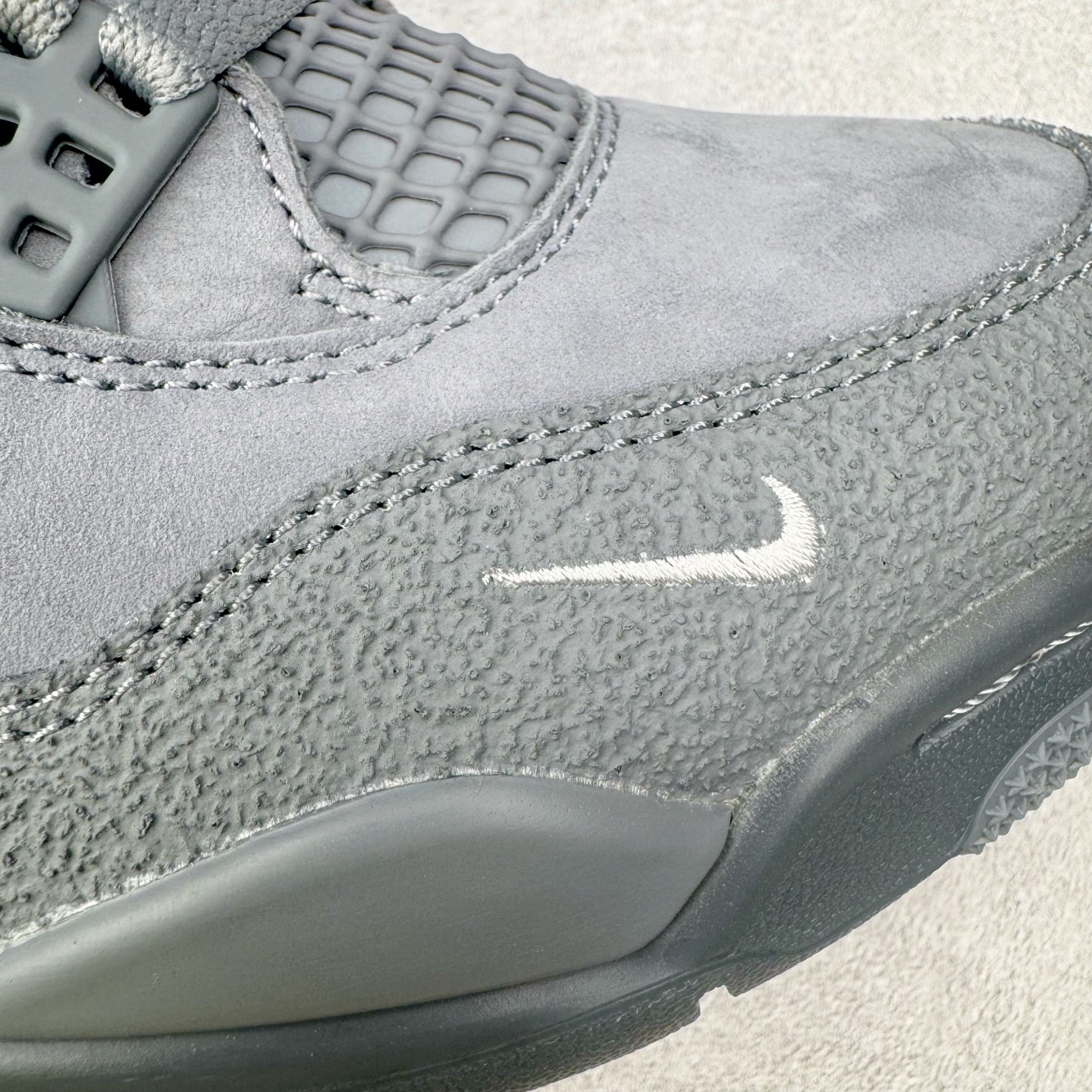 图片[16]-＃纯原 Nigel Sylvester x Air Jordan AJ4 Retro 联名酷灰 货号：HF4340-003 圈内最强四代 独家外贸特供尺码含 45.5 49.5 50.5 耗时半年巨作 全套原纸板楦头开发 原厂特供皮料加持 确保原汁原味 完美呈现四代版型 一比一鞋头弧度高度鞋身弧度 数据细节工艺流程均保持原鞋一致 原厂TPU网格鞋带扣 正确内里网布 菱角分明不变形无多余毛边 柔软性质感一致于原鞋 市场唯一原厂鞋扣模具 背面可见隐藏注塑口 原厂织唛标 原厂飞人电绣工艺 尾指中部跳三针 独家绑鞋带手法 印刷中底布 四线拉帮 米色美纹纸贴合固定 进口港宝加持 后跟自然饱满 全鞋荧光划线卡点 追求极致完美 每一双都是工艺品 多重QC质检 超越公司货的品控标准 实实在在的免检产品 尺码：40 40.5 41 42 42.5 43 44 44.5 45 45.5 46 47.5 48.5 49.5 50.5-选品中心