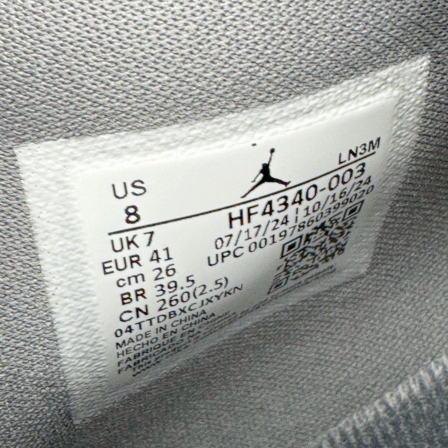 图片[19]-＃纯原 Nigel Sylvester x Air Jordan AJ4 Retro 联名酷灰 货号：HF4340-003 圈内最强四代 独家外贸特供尺码含 45.5 49.5 50.5 耗时半年巨作 全套原纸板楦头开发 原厂特供皮料加持 确保原汁原味 完美呈现四代版型 一比一鞋头弧度高度鞋身弧度 数据细节工艺流程均保持原鞋一致 原厂TPU网格鞋带扣 正确内里网布 菱角分明不变形无多余毛边 柔软性质感一致于原鞋 市场唯一原厂鞋扣模具 背面可见隐藏注塑口 原厂织唛标 原厂飞人电绣工艺 尾指中部跳三针 独家绑鞋带手法 印刷中底布 四线拉帮 米色美纹纸贴合固定 进口港宝加持 后跟自然饱满 全鞋荧光划线卡点 追求极致完美 每一双都是工艺品 多重QC质检 超越公司货的品控标准 实实在在的免检产品 尺码：40 40.5 41 42 42.5 43 44 44.5 45 45.5 46 47.5 48.5 49.5 50.5-选品中心