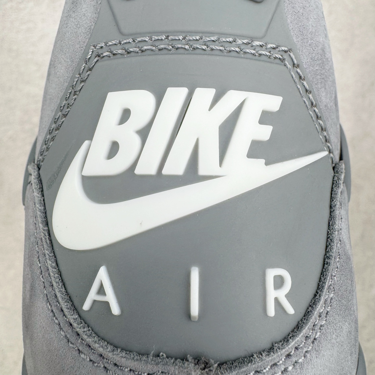 图片[11]-＃纯原 Nigel Sylvester x Air Jordan AJ4 Retro 联名酷灰 货号：HF4340-003 圈内最强四代 独家外贸特供尺码含 45.5 49.5 50.5 耗时半年巨作 全套原纸板楦头开发 原厂特供皮料加持 确保原汁原味 完美呈现四代版型 一比一鞋头弧度高度鞋身弧度 数据细节工艺流程均保持原鞋一致 原厂TPU网格鞋带扣 正确内里网布 菱角分明不变形无多余毛边 柔软性质感一致于原鞋 市场唯一原厂鞋扣模具 背面可见隐藏注塑口 原厂织唛标 原厂飞人电绣工艺 尾指中部跳三针 独家绑鞋带手法 印刷中底布 四线拉帮 米色美纹纸贴合固定 进口港宝加持 后跟自然饱满 全鞋荧光划线卡点 追求极致完美 每一双都是工艺品 多重QC质检 超越公司货的品控标准 实实在在的免检产品 尺码：40 40.5 41 42 42.5 43 44 44.5 45 45.5 46 47.5 48.5 49.5 50.5-选品中心