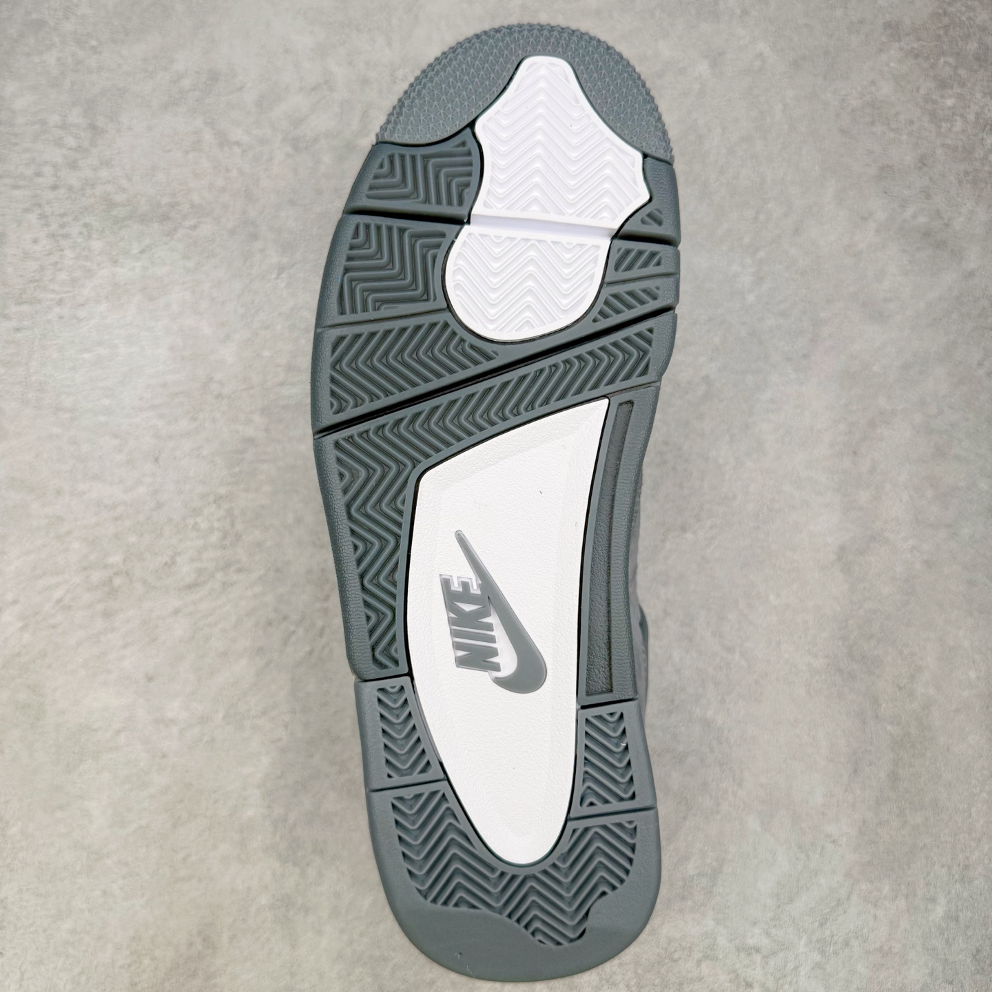 图片[9]-＃纯原 Nigel Sylvester x Air Jordan AJ4 Retro 联名酷灰 货号：HF4340-003 圈内最强四代 独家外贸特供尺码含 45.5 49.5 50.5 耗时半年巨作 全套原纸板楦头开发 原厂特供皮料加持 确保原汁原味 完美呈现四代版型 一比一鞋头弧度高度鞋身弧度 数据细节工艺流程均保持原鞋一致 原厂TPU网格鞋带扣 正确内里网布 菱角分明不变形无多余毛边 柔软性质感一致于原鞋 市场唯一原厂鞋扣模具 背面可见隐藏注塑口 原厂织唛标 原厂飞人电绣工艺 尾指中部跳三针 独家绑鞋带手法 印刷中底布 四线拉帮 米色美纹纸贴合固定 进口港宝加持 后跟自然饱满 全鞋荧光划线卡点 追求极致完美 每一双都是工艺品 多重QC质检 超越公司货的品控标准 实实在在的免检产品 尺码：40 40.5 41 42 42.5 43 44 44.5 45 45.5 46 47.5 48.5 49.5 50.5-选品中心