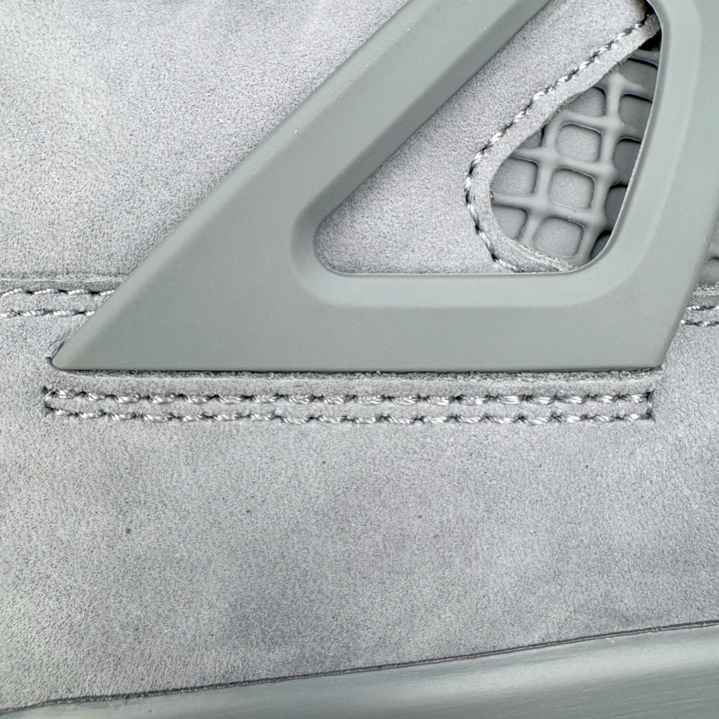 图片[14]-＃纯原 Nigel Sylvester x Air Jordan AJ4 Retro 联名酷灰 货号：HF4340-003 圈内最强四代 独家外贸特供尺码含 45.5 49.5 50.5 耗时半年巨作 全套原纸板楦头开发 原厂特供皮料加持 确保原汁原味 完美呈现四代版型 一比一鞋头弧度高度鞋身弧度 数据细节工艺流程均保持原鞋一致 原厂TPU网格鞋带扣 正确内里网布 菱角分明不变形无多余毛边 柔软性质感一致于原鞋 市场唯一原厂鞋扣模具 背面可见隐藏注塑口 原厂织唛标 原厂飞人电绣工艺 尾指中部跳三针 独家绑鞋带手法 印刷中底布 四线拉帮 米色美纹纸贴合固定 进口港宝加持 后跟自然饱满 全鞋荧光划线卡点 追求极致完美 每一双都是工艺品 多重QC质检 超越公司货的品控标准 实实在在的免检产品 尺码：40 40.5 41 42 42.5 43 44 44.5 45 45.5 46 47.5 48.5 49.5 50.5-选品中心