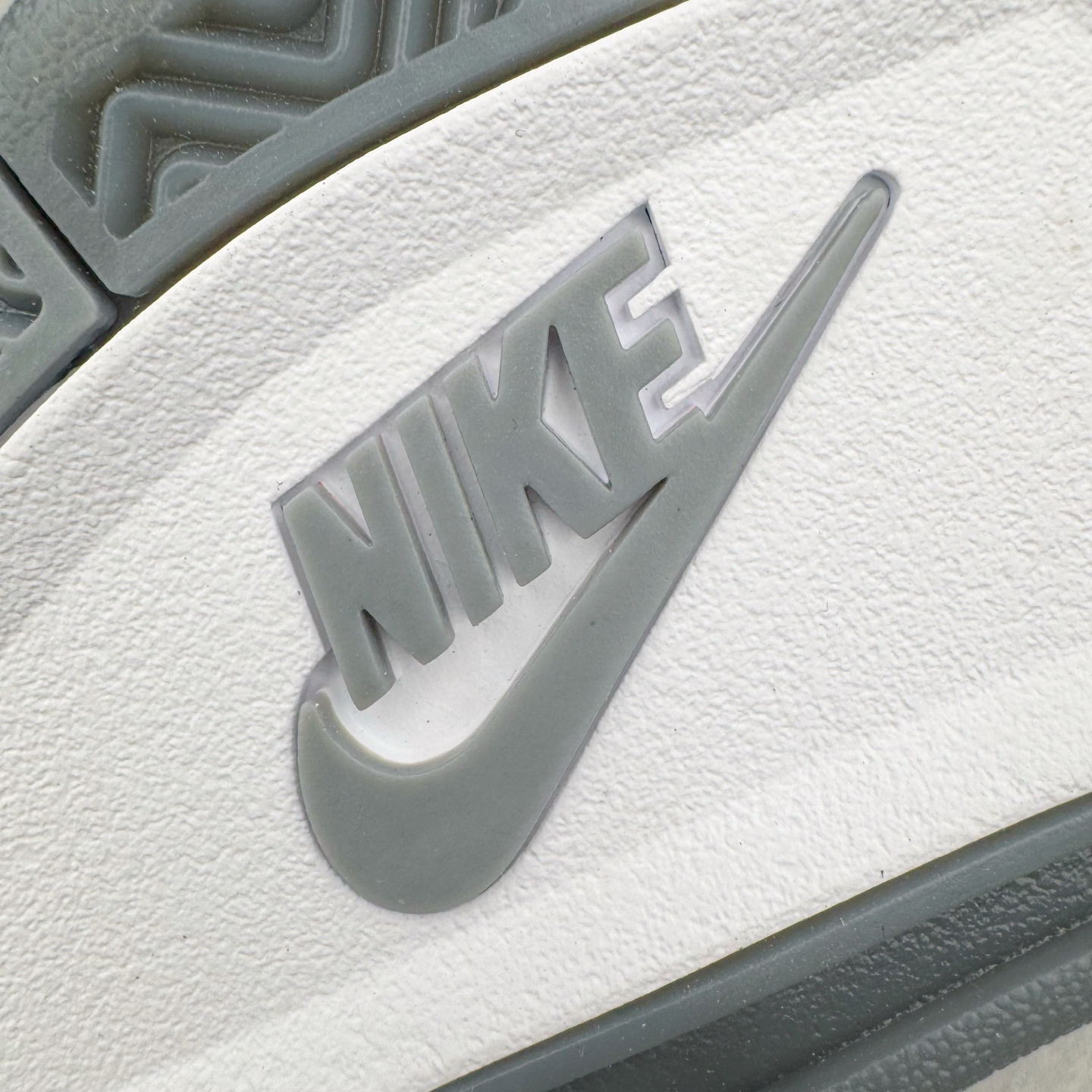 图片[12]-＃纯原 Nigel Sylvester x Air Jordan AJ4 Retro 联名酷灰 货号：HF4340-003 圈内最强四代 独家外贸特供尺码含 45.5 49.5 50.5 耗时半年巨作 全套原纸板楦头开发 原厂特供皮料加持 确保原汁原味 完美呈现四代版型 一比一鞋头弧度高度鞋身弧度 数据细节工艺流程均保持原鞋一致 原厂TPU网格鞋带扣 正确内里网布 菱角分明不变形无多余毛边 柔软性质感一致于原鞋 市场唯一原厂鞋扣模具 背面可见隐藏注塑口 原厂织唛标 原厂飞人电绣工艺 尾指中部跳三针 独家绑鞋带手法 印刷中底布 四线拉帮 米色美纹纸贴合固定 进口港宝加持 后跟自然饱满 全鞋荧光划线卡点 追求极致完美 每一双都是工艺品 多重QC质检 超越公司货的品控标准 实实在在的免检产品 尺码：40 40.5 41 42 42.5 43 44 44.5 45 45.5 46 47.5 48.5 49.5 50.5-选品中心