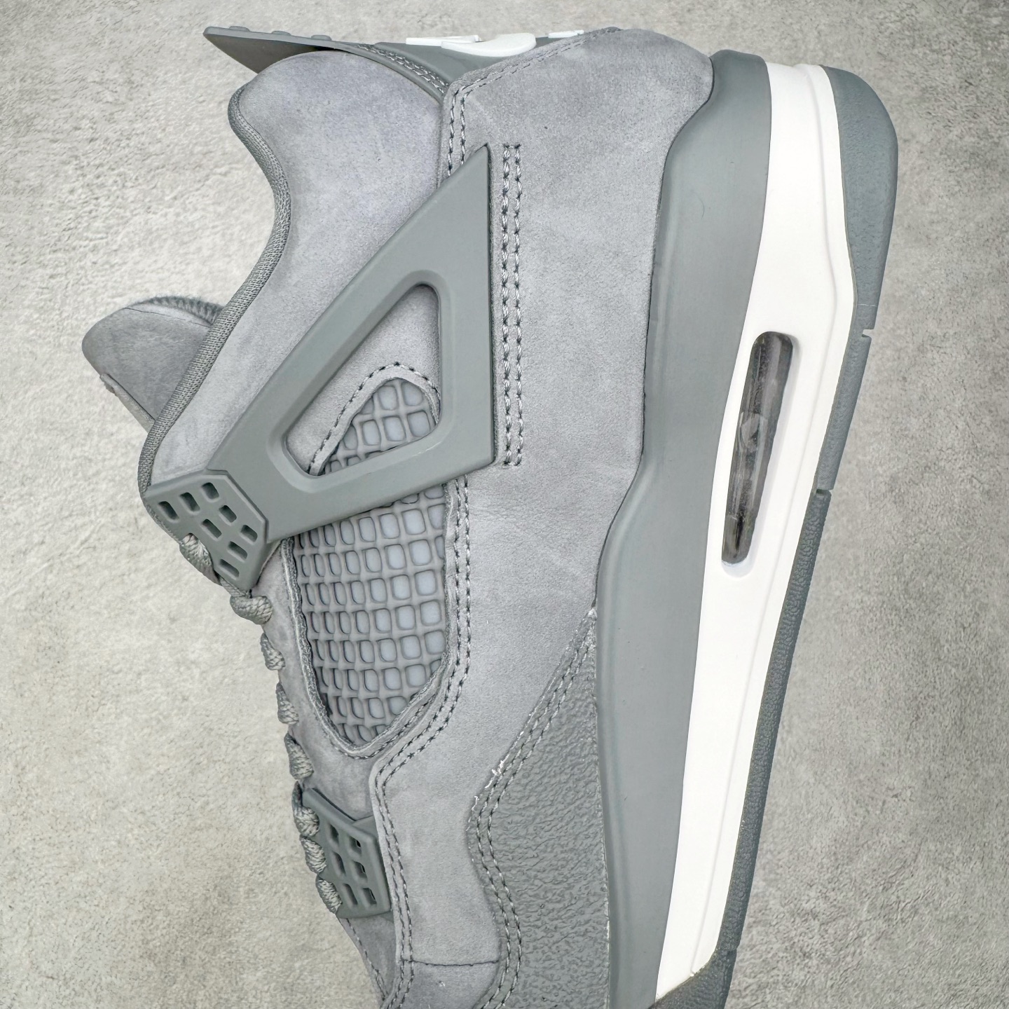 图片[7]-＃纯原 Nigel Sylvester x Air Jordan AJ4 Retro 联名酷灰 货号：HF4340-003 圈内最强四代 独家外贸特供尺码含 45.5 49.5 50.5 耗时半年巨作 全套原纸板楦头开发 原厂特供皮料加持 确保原汁原味 完美呈现四代版型 一比一鞋头弧度高度鞋身弧度 数据细节工艺流程均保持原鞋一致 原厂TPU网格鞋带扣 正确内里网布 菱角分明不变形无多余毛边 柔软性质感一致于原鞋 市场唯一原厂鞋扣模具 背面可见隐藏注塑口 原厂织唛标 原厂飞人电绣工艺 尾指中部跳三针 独家绑鞋带手法 印刷中底布 四线拉帮 米色美纹纸贴合固定 进口港宝加持 后跟自然饱满 全鞋荧光划线卡点 追求极致完美 每一双都是工艺品 多重QC质检 超越公司货的品控标准 实实在在的免检产品 尺码：40 40.5 41 42 42.5 43 44 44.5 45 45.5 46 47.5 48.5 49.5 50.5-选品中心