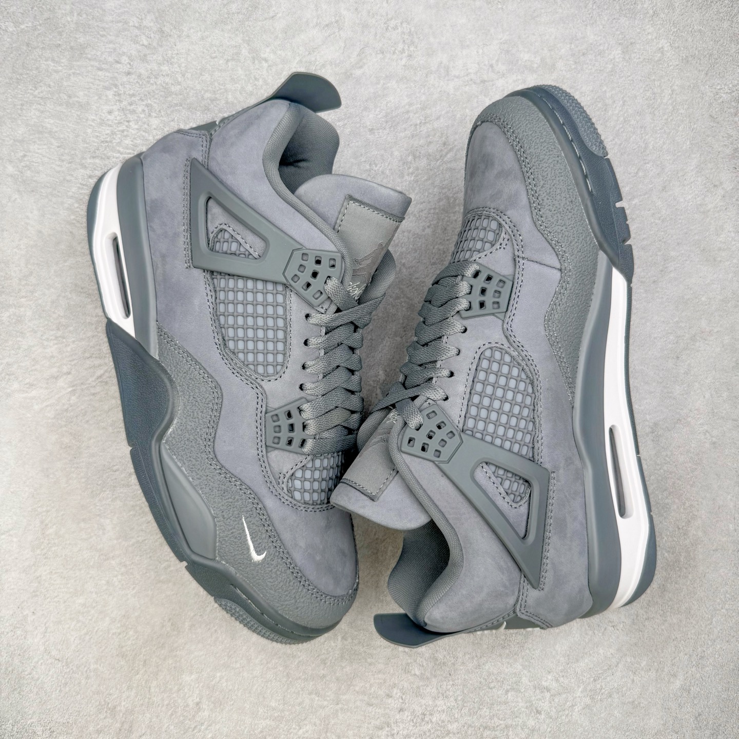 图片[3]-＃纯原 Nigel Sylvester x Air Jordan AJ4 Retro 联名酷灰 货号：HF4340-003 圈内最强四代 独家外贸特供尺码含 45.5 49.5 50.5 耗时半年巨作 全套原纸板楦头开发 原厂特供皮料加持 确保原汁原味 完美呈现四代版型 一比一鞋头弧度高度鞋身弧度 数据细节工艺流程均保持原鞋一致 原厂TPU网格鞋带扣 正确内里网布 菱角分明不变形无多余毛边 柔软性质感一致于原鞋 市场唯一原厂鞋扣模具 背面可见隐藏注塑口 原厂织唛标 原厂飞人电绣工艺 尾指中部跳三针 独家绑鞋带手法 印刷中底布 四线拉帮 米色美纹纸贴合固定 进口港宝加持 后跟自然饱满 全鞋荧光划线卡点 追求极致完美 每一双都是工艺品 多重QC质检 超越公司货的品控标准 实实在在的免检产品 尺码：40 40.5 41 42 42.5 43 44 44.5 45 45.5 46 47.5 48.5 49.5 50.5-选品中心