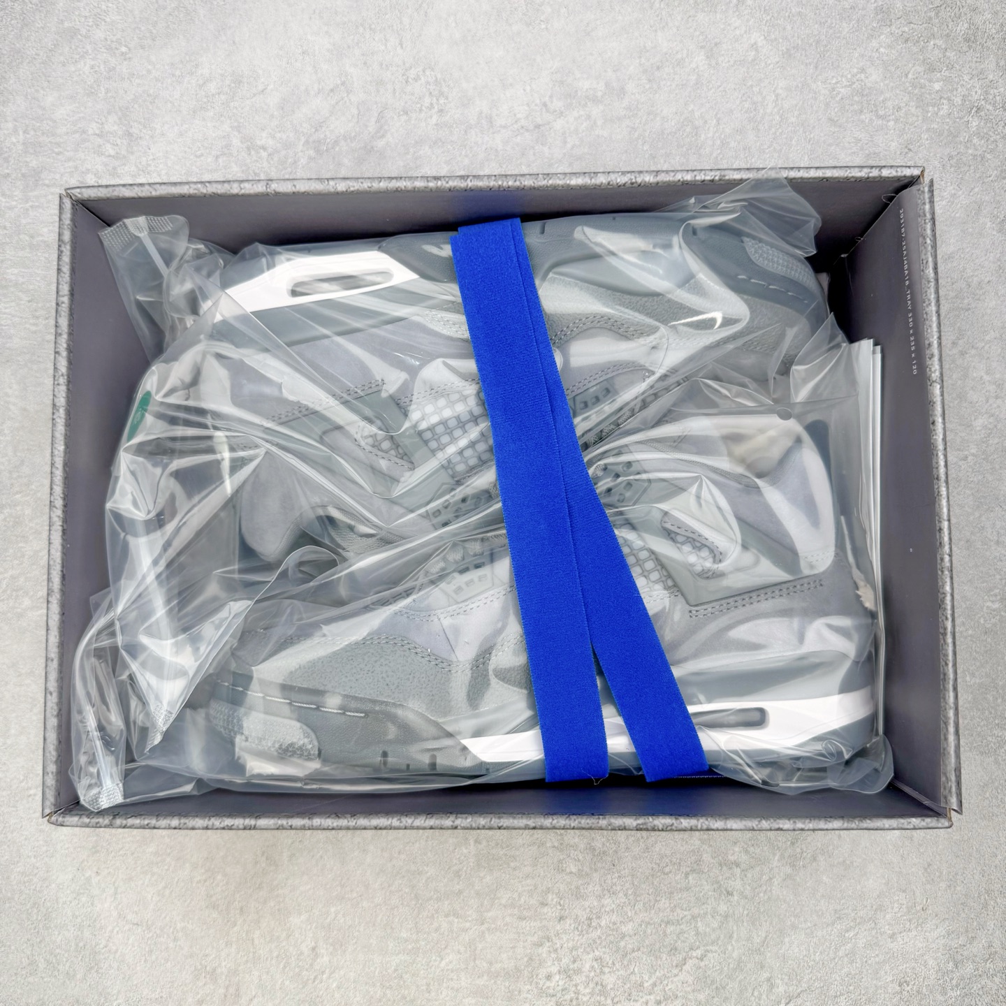 图片[21]-＃纯原 Nigel Sylvester x Air Jordan AJ4 Retro 联名酷灰 货号：HF4340-003 圈内最强四代 独家外贸特供尺码含 45.5 49.5 50.5 耗时半年巨作 全套原纸板楦头开发 原厂特供皮料加持 确保原汁原味 完美呈现四代版型 一比一鞋头弧度高度鞋身弧度 数据细节工艺流程均保持原鞋一致 原厂TPU网格鞋带扣 正确内里网布 菱角分明不变形无多余毛边 柔软性质感一致于原鞋 市场唯一原厂鞋扣模具 背面可见隐藏注塑口 原厂织唛标 原厂飞人电绣工艺 尾指中部跳三针 独家绑鞋带手法 印刷中底布 四线拉帮 米色美纹纸贴合固定 进口港宝加持 后跟自然饱满 全鞋荧光划线卡点 追求极致完美 每一双都是工艺品 多重QC质检 超越公司货的品控标准 实实在在的免检产品 尺码：40 40.5 41 42 42.5 43 44 44.5 45 45.5 46 47.5 48.5 49.5 50.5-选品中心