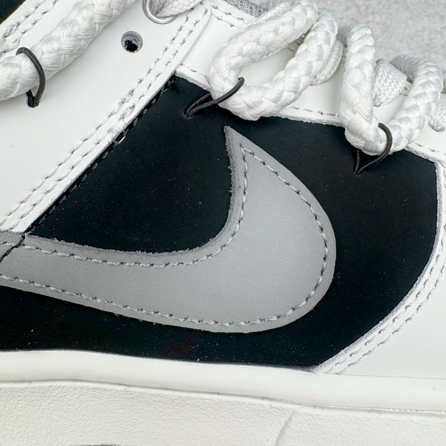 图片[18]-＃YC纯原 NK Dunk Low 墨之影 WB0518-091 此款以经典Dunk鞋型为模版，上演一场黑白灰的视觉艺术。白色主调极致清爽，易于搭配，深灰色Swoosh以破墨笔法勾勒出凌厉轨迹。侧翼飞翼Logo如印章压角，后跟「AMPR」代号低调烙印身份。黑白灰的层次随光影流动，高级感已在虚实浓淡间自成格局。定制系列天花板 无原鞋不开发 全系列得物原鞋一比一校对开发 配色持续更新中 终端对接 优势输出 全套原厂楦头原纸板数据档案倾力打造 原汁原味莞产 极致还原 圈内最强针车工艺 高端零售指定版 广东原厂配套原盒原标 鞋盒分三个尺码段 原厂冲刀 超高清洁度 全鞋零毛边皮料切割 采用原厂百宏鞋带以及原厂百宏织唛舌标 内标可供原厂几率过验 进口原装条纹中底布 四线拉帮白色点胶 原厂拉帮手法遵循公司 原厂电绣 极致还原 尺码：36 36.5 37.5 38 38.5 39 40 40.5 41 42 42.5 43 44 44.5 45 46-选品中心