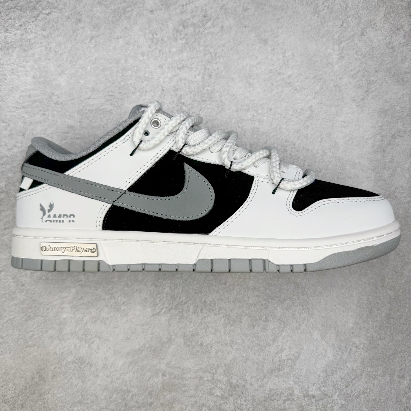 ＃YC纯原 NK Dunk Low 墨之影 WB0518-091 此款以经典Dunk鞋型为模版，上演一场黑白灰的视觉艺术。白色主调极致清爽，易于搭配，深灰色Swoosh以破墨笔法勾勒出凌厉轨迹。侧翼飞翼Logo如印章压角，后跟「AMPR」代号低调烙印身份。黑白灰的层次随光影流动，高级感已在虚实浓淡间自成格局。定制系列天花板 无原鞋不开发 全系列得物原鞋一比一校对开发 配色持续更新中 终端对接 优势输出 全套原厂楦头原纸板数据档案倾力打造 原汁原味莞产 极致还原 圈内最强针车工艺 高端零售指定版 广东原厂配套原盒原标 鞋盒分三个尺码段 原厂冲刀 超高清洁度 全鞋零毛边皮料切割 采用原厂百宏鞋带以及原厂百宏织唛舌标 内标可供原厂几率过验 进口原装条纹中底布 四线拉帮白色点胶 原厂拉帮手法遵循公司 原厂电绣 极致还原 尺码：36 36.5 37.5 38 38.5 39 40 40.5 41 42 42.5 43 44 44.5 45 46-选品中心
