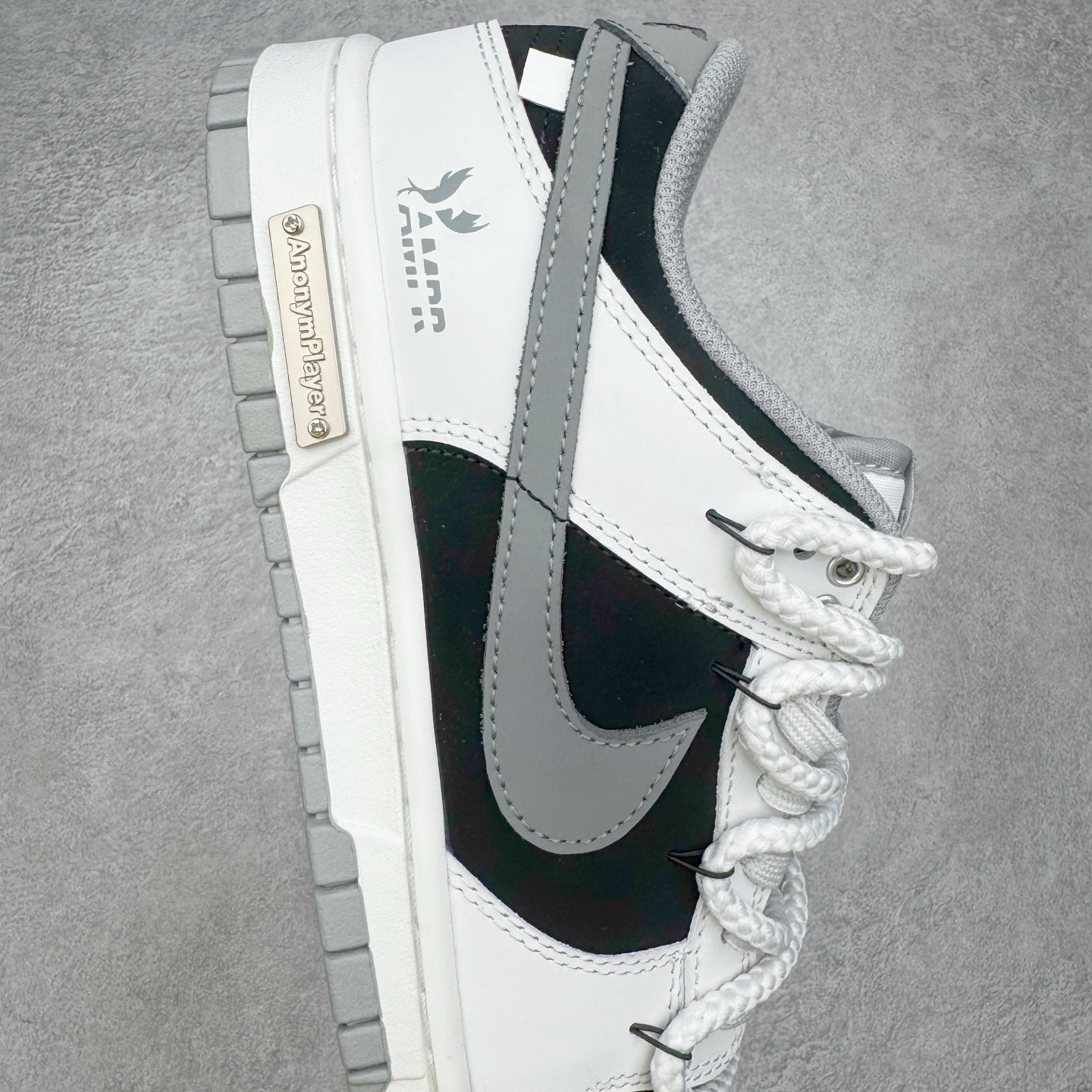 图片[6]-＃YC纯原 NK Dunk Low 墨之影 WB0518-091 此款以经典Dunk鞋型为模版，上演一场黑白灰的视觉艺术。白色主调极致清爽，易于搭配，深灰色Swoosh以破墨笔法勾勒出凌厉轨迹。侧翼飞翼Logo如印章压角，后跟「AMPR」代号低调烙印身份。黑白灰的层次随光影流动，高级感已在虚实浓淡间自成格局。定制系列天花板 无原鞋不开发 全系列得物原鞋一比一校对开发 配色持续更新中 终端对接 优势输出 全套原厂楦头原纸板数据档案倾力打造 原汁原味莞产 极致还原 圈内最强针车工艺 高端零售指定版 广东原厂配套原盒原标 鞋盒分三个尺码段 原厂冲刀 超高清洁度 全鞋零毛边皮料切割 采用原厂百宏鞋带以及原厂百宏织唛舌标 内标可供原厂几率过验 进口原装条纹中底布 四线拉帮白色点胶 原厂拉帮手法遵循公司 原厂电绣 极致还原 尺码：36 36.5 37.5 38 38.5 39 40 40.5 41 42 42.5 43 44 44.5 45 46-选品中心