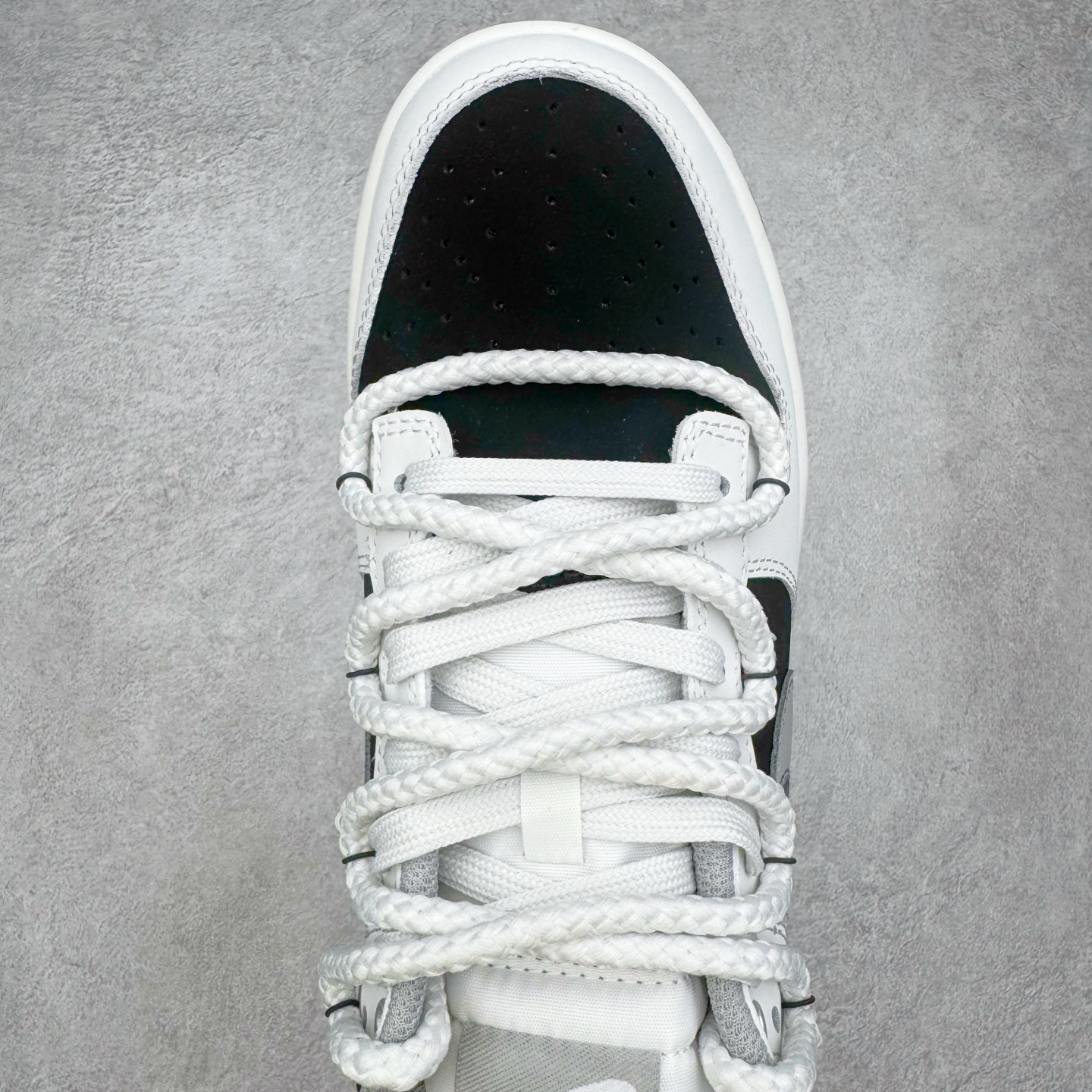 图片[4]-＃YC纯原 NK Dunk Low 墨之影 WB0518-091 此款以经典Dunk鞋型为模版，上演一场黑白灰的视觉艺术。白色主调极致清爽，易于搭配，深灰色Swoosh以破墨笔法勾勒出凌厉轨迹。侧翼飞翼Logo如印章压角，后跟「AMPR」代号低调烙印身份。黑白灰的层次随光影流动，高级感已在虚实浓淡间自成格局。定制系列天花板 无原鞋不开发 全系列得物原鞋一比一校对开发 配色持续更新中 终端对接 优势输出 全套原厂楦头原纸板数据档案倾力打造 原汁原味莞产 极致还原 圈内最强针车工艺 高端零售指定版 广东原厂配套原盒原标 鞋盒分三个尺码段 原厂冲刀 超高清洁度 全鞋零毛边皮料切割 采用原厂百宏鞋带以及原厂百宏织唛舌标 内标可供原厂几率过验 进口原装条纹中底布 四线拉帮白色点胶 原厂拉帮手法遵循公司 原厂电绣 极致还原 尺码：36 36.5 37.5 38 38.5 39 40 40.5 41 42 42.5 43 44 44.5 45 46-选品中心