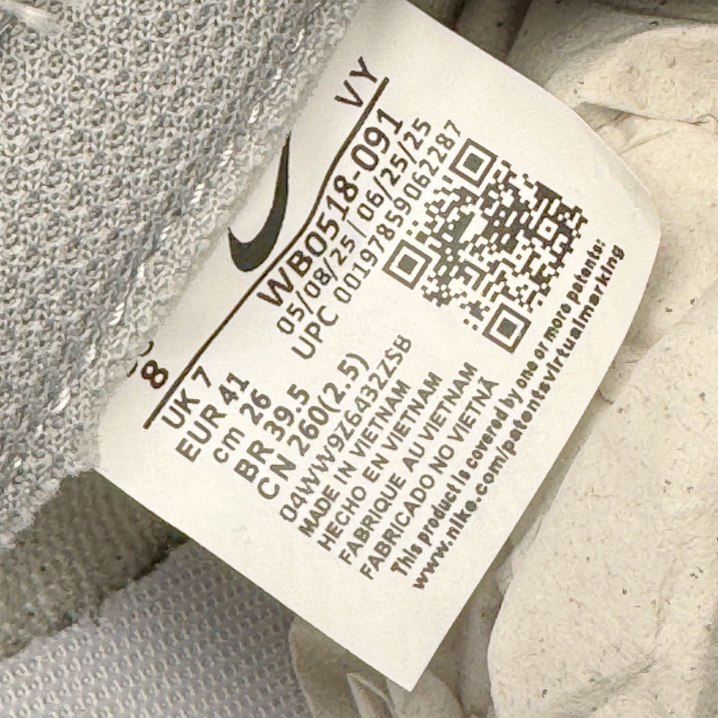 图片[11]-＃YC纯原 NK Dunk Low 墨之影 WB0518-091 此款以经典Dunk鞋型为模版，上演一场黑白灰的视觉艺术。白色主调极致清爽，易于搭配，深灰色Swoosh以破墨笔法勾勒出凌厉轨迹。侧翼飞翼Logo如印章压角，后跟「AMPR」代号低调烙印身份。黑白灰的层次随光影流动，高级感已在虚实浓淡间自成格局。定制系列天花板 无原鞋不开发 全系列得物原鞋一比一校对开发 配色持续更新中 终端对接 优势输出 全套原厂楦头原纸板数据档案倾力打造 原汁原味莞产 极致还原 圈内最强针车工艺 高端零售指定版 广东原厂配套原盒原标 鞋盒分三个尺码段 原厂冲刀 超高清洁度 全鞋零毛边皮料切割 采用原厂百宏鞋带以及原厂百宏织唛舌标 内标可供原厂几率过验 进口原装条纹中底布 四线拉帮白色点胶 原厂拉帮手法遵循公司 原厂电绣 极致还原 尺码：36 36.5 37.5 38 38.5 39 40 40.5 41 42 42.5 43 44 44.5 45 46-选品中心