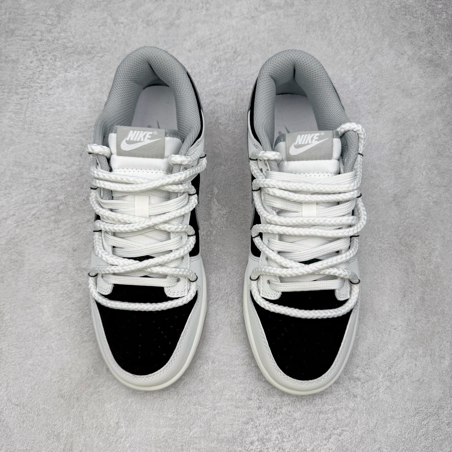 图片[2]-＃YC纯原 NK Dunk Low 墨之影 WB0518-091 此款以经典Dunk鞋型为模版，上演一场黑白灰的视觉艺术。白色主调极致清爽，易于搭配，深灰色Swoosh以破墨笔法勾勒出凌厉轨迹。侧翼飞翼Logo如印章压角，后跟「AMPR」代号低调烙印身份。黑白灰的层次随光影流动，高级感已在虚实浓淡间自成格局。定制系列天花板 无原鞋不开发 全系列得物原鞋一比一校对开发 配色持续更新中 终端对接 优势输出 全套原厂楦头原纸板数据档案倾力打造 原汁原味莞产 极致还原 圈内最强针车工艺 高端零售指定版 广东原厂配套原盒原标 鞋盒分三个尺码段 原厂冲刀 超高清洁度 全鞋零毛边皮料切割 采用原厂百宏鞋带以及原厂百宏织唛舌标 内标可供原厂几率过验 进口原装条纹中底布 四线拉帮白色点胶 原厂拉帮手法遵循公司 原厂电绣 极致还原 尺码：36 36.5 37.5 38 38.5 39 40 40.5 41 42 42.5 43 44 44.5 45 46-选品中心