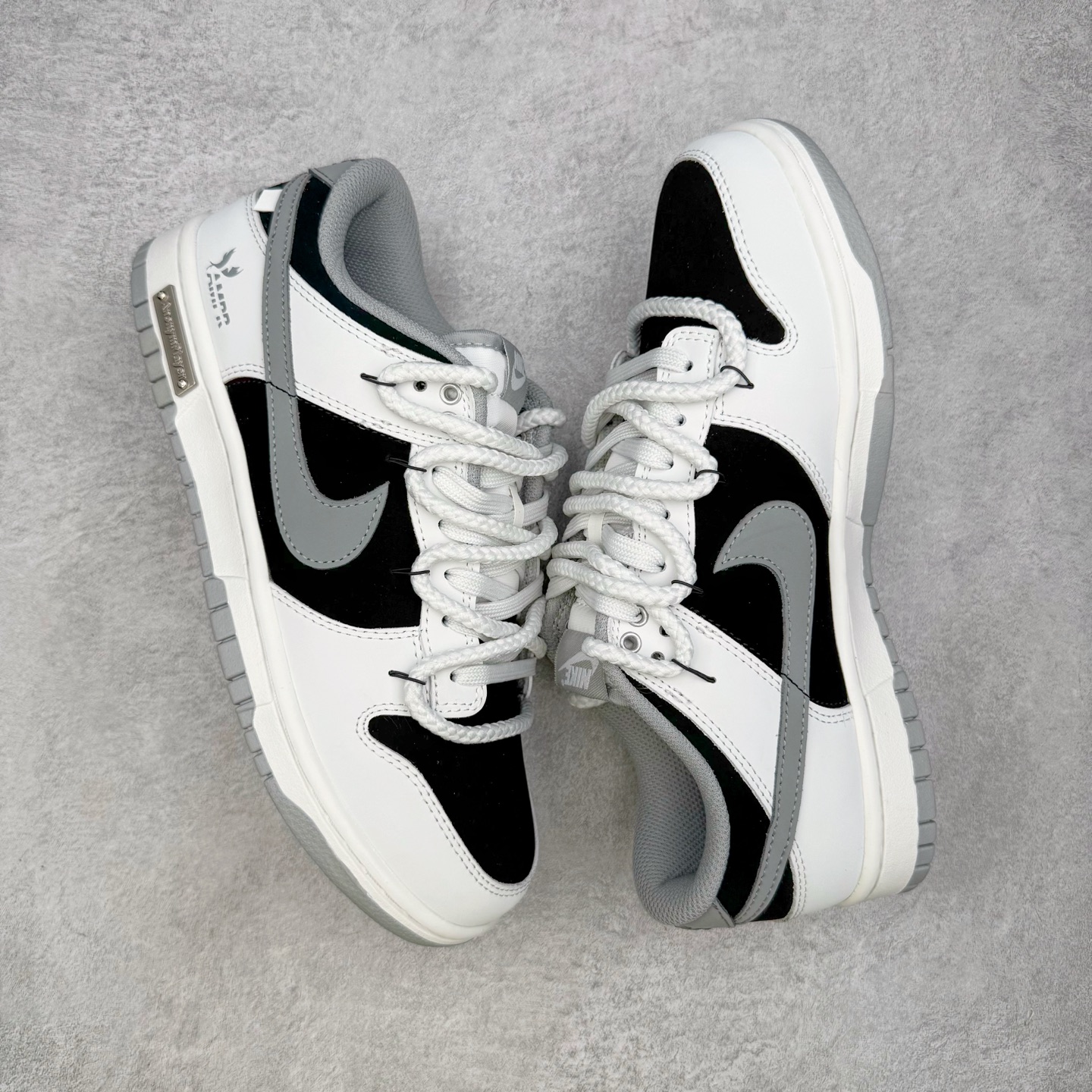 图片[3]-＃YC纯原 NK Dunk Low 墨之影 WB0518-091 此款以经典Dunk鞋型为模版，上演一场黑白灰的视觉艺术。白色主调极致清爽，易于搭配，深灰色Swoosh以破墨笔法勾勒出凌厉轨迹。侧翼飞翼Logo如印章压角，后跟「AMPR」代号低调烙印身份。黑白灰的层次随光影流动，高级感已在虚实浓淡间自成格局。定制系列天花板 无原鞋不开发 全系列得物原鞋一比一校对开发 配色持续更新中 终端对接 优势输出 全套原厂楦头原纸板数据档案倾力打造 原汁原味莞产 极致还原 圈内最强针车工艺 高端零售指定版 广东原厂配套原盒原标 鞋盒分三个尺码段 原厂冲刀 超高清洁度 全鞋零毛边皮料切割 采用原厂百宏鞋带以及原厂百宏织唛舌标 内标可供原厂几率过验 进口原装条纹中底布 四线拉帮白色点胶 原厂拉帮手法遵循公司 原厂电绣 极致还原 尺码：36 36.5 37.5 38 38.5 39 40 40.5 41 42 42.5 43 44 44.5 45 46-选品中心