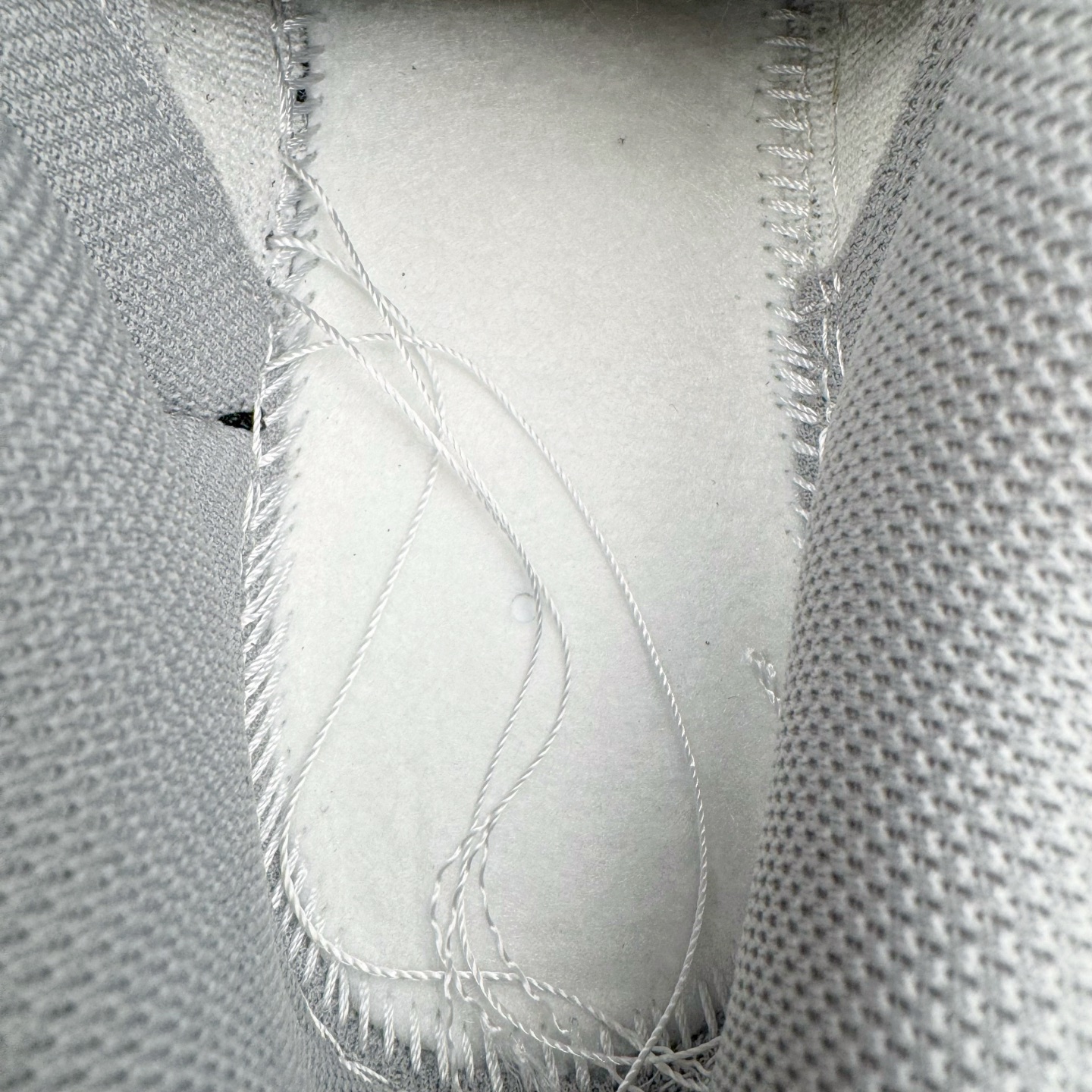 图片[10]-＃YC纯原 NK Dunk Low 墨之影 WB0518-091 此款以经典Dunk鞋型为模版，上演一场黑白灰的视觉艺术。白色主调极致清爽，易于搭配，深灰色Swoosh以破墨笔法勾勒出凌厉轨迹。侧翼飞翼Logo如印章压角，后跟「AMPR」代号低调烙印身份。黑白灰的层次随光影流动，高级感已在虚实浓淡间自成格局。定制系列天花板 无原鞋不开发 全系列得物原鞋一比一校对开发 配色持续更新中 终端对接 优势输出 全套原厂楦头原纸板数据档案倾力打造 原汁原味莞产 极致还原 圈内最强针车工艺 高端零售指定版 广东原厂配套原盒原标 鞋盒分三个尺码段 原厂冲刀 超高清洁度 全鞋零毛边皮料切割 采用原厂百宏鞋带以及原厂百宏织唛舌标 内标可供原厂几率过验 进口原装条纹中底布 四线拉帮白色点胶 原厂拉帮手法遵循公司 原厂电绣 极致还原 尺码：36 36.5 37.5 38 38.5 39 40 40.5 41 42 42.5 43 44 44.5 45 46-选品中心