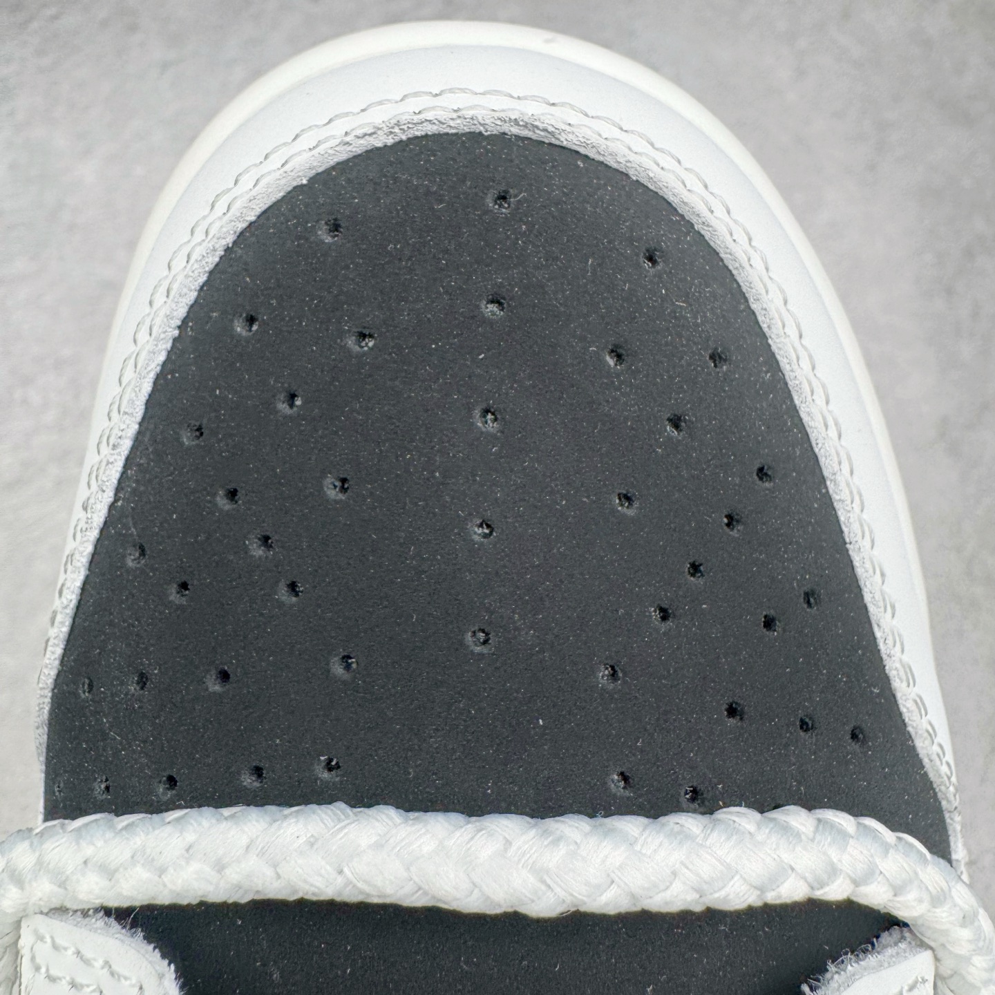 图片[13]-＃YC纯原 NK Dunk Low 墨之影 WB0518-091 此款以经典Dunk鞋型为模版，上演一场黑白灰的视觉艺术。白色主调极致清爽，易于搭配，深灰色Swoosh以破墨笔法勾勒出凌厉轨迹。侧翼飞翼Logo如印章压角，后跟「AMPR」代号低调烙印身份。黑白灰的层次随光影流动，高级感已在虚实浓淡间自成格局。定制系列天花板 无原鞋不开发 全系列得物原鞋一比一校对开发 配色持续更新中 终端对接 优势输出 全套原厂楦头原纸板数据档案倾力打造 原汁原味莞产 极致还原 圈内最强针车工艺 高端零售指定版 广东原厂配套原盒原标 鞋盒分三个尺码段 原厂冲刀 超高清洁度 全鞋零毛边皮料切割 采用原厂百宏鞋带以及原厂百宏织唛舌标 内标可供原厂几率过验 进口原装条纹中底布 四线拉帮白色点胶 原厂拉帮手法遵循公司 原厂电绣 极致还原 尺码：36 36.5 37.5 38 38.5 39 40 40.5 41 42 42.5 43 44 44.5 45 46-选品中心