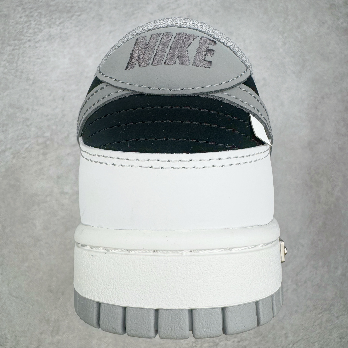 图片[8]-＃YC纯原 NK Dunk Low 墨之影 WB0518-091 此款以经典Dunk鞋型为模版，上演一场黑白灰的视觉艺术。白色主调极致清爽，易于搭配，深灰色Swoosh以破墨笔法勾勒出凌厉轨迹。侧翼飞翼Logo如印章压角，后跟「AMPR」代号低调烙印身份。黑白灰的层次随光影流动，高级感已在虚实浓淡间自成格局。定制系列天花板 无原鞋不开发 全系列得物原鞋一比一校对开发 配色持续更新中 终端对接 优势输出 全套原厂楦头原纸板数据档案倾力打造 原汁原味莞产 极致还原 圈内最强针车工艺 高端零售指定版 广东原厂配套原盒原标 鞋盒分三个尺码段 原厂冲刀 超高清洁度 全鞋零毛边皮料切割 采用原厂百宏鞋带以及原厂百宏织唛舌标 内标可供原厂几率过验 进口原装条纹中底布 四线拉帮白色点胶 原厂拉帮手法遵循公司 原厂电绣 极致还原 尺码：36 36.5 37.5 38 38.5 39 40 40.5 41 42 42.5 43 44 44.5 45 46-选品中心