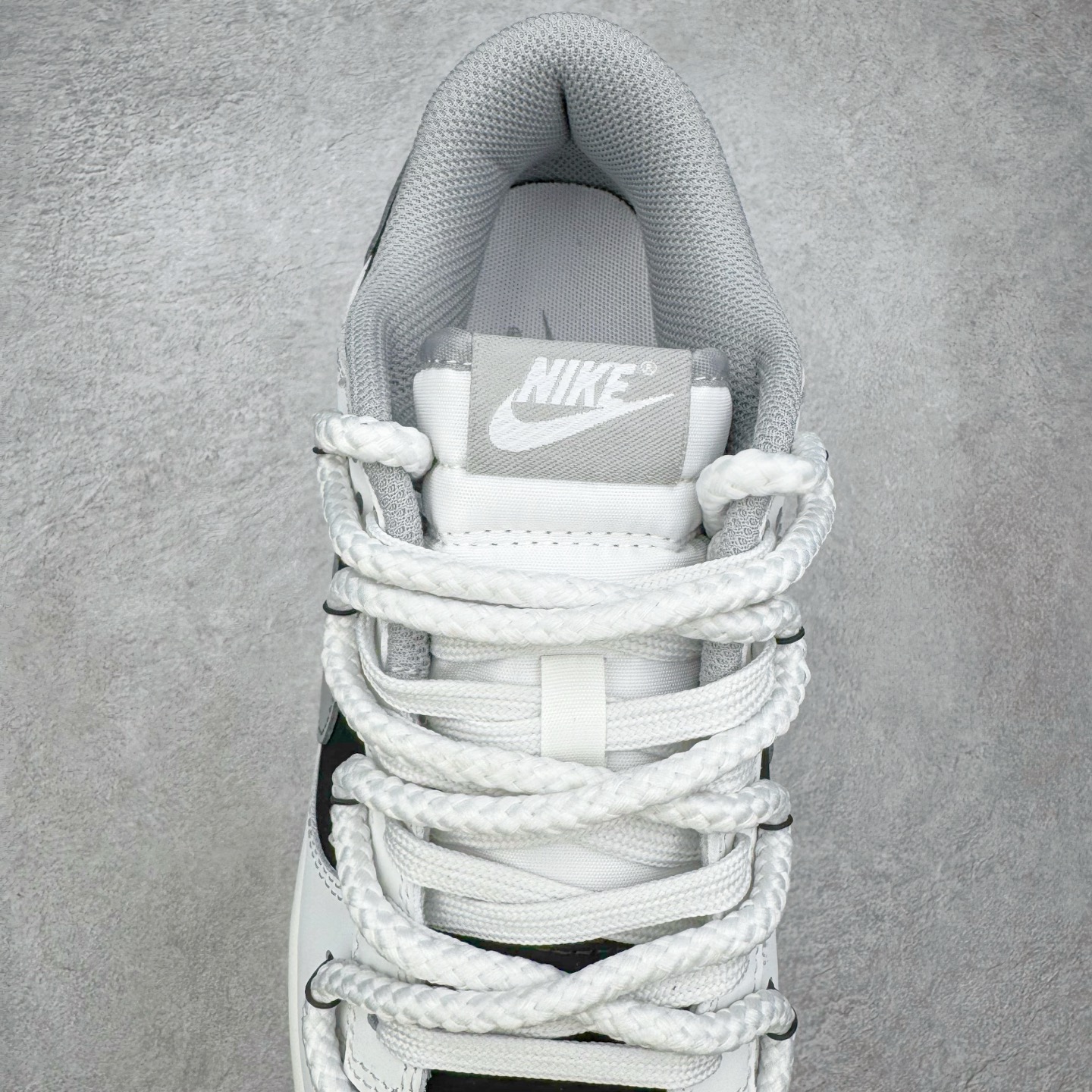 图片[5]-＃YC纯原 NK Dunk Low 墨之影 WB0518-091 此款以经典Dunk鞋型为模版，上演一场黑白灰的视觉艺术。白色主调极致清爽，易于搭配，深灰色Swoosh以破墨笔法勾勒出凌厉轨迹。侧翼飞翼Logo如印章压角，后跟「AMPR」代号低调烙印身份。黑白灰的层次随光影流动，高级感已在虚实浓淡间自成格局。定制系列天花板 无原鞋不开发 全系列得物原鞋一比一校对开发 配色持续更新中 终端对接 优势输出 全套原厂楦头原纸板数据档案倾力打造 原汁原味莞产 极致还原 圈内最强针车工艺 高端零售指定版 广东原厂配套原盒原标 鞋盒分三个尺码段 原厂冲刀 超高清洁度 全鞋零毛边皮料切割 采用原厂百宏鞋带以及原厂百宏织唛舌标 内标可供原厂几率过验 进口原装条纹中底布 四线拉帮白色点胶 原厂拉帮手法遵循公司 原厂电绣 极致还原 尺码：36 36.5 37.5 38 38.5 39 40 40.5 41 42 42.5 43 44 44.5 45 46-选品中心